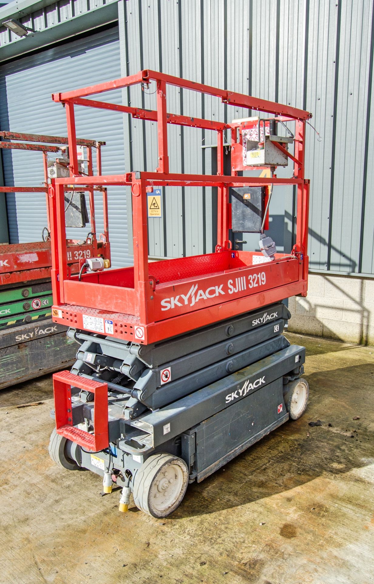 Skyjack SJIII 3219 battery electric scissor lift access platform Year: 2014 S/N: 22067740 HYP327 - Image 3 of 7