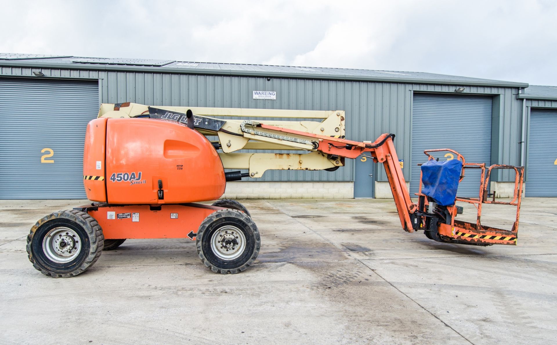 JLG 450AJ Series II diesel driven articulated boom access platform Year: 2012 S/N: E300000325 - Image 8 of 19
