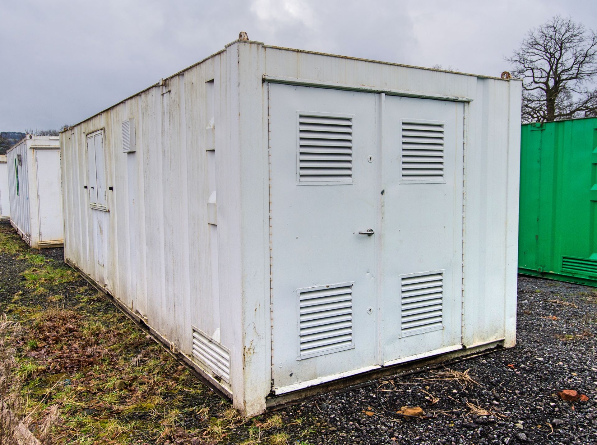 24ft x 9ft steel anti-vandal welfare site unit Comprising of: Canteen area, drying room, office, - Image 4 of 11