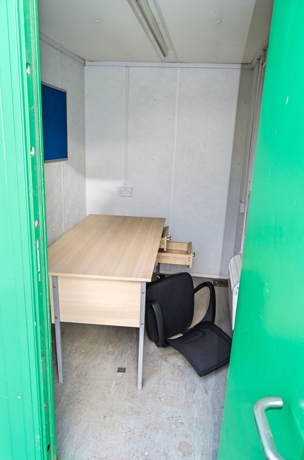 24ft x 9ft steel anti-vandal welfare site unit Comprising of: Canteen area, drying room, office, - Image 8 of 11