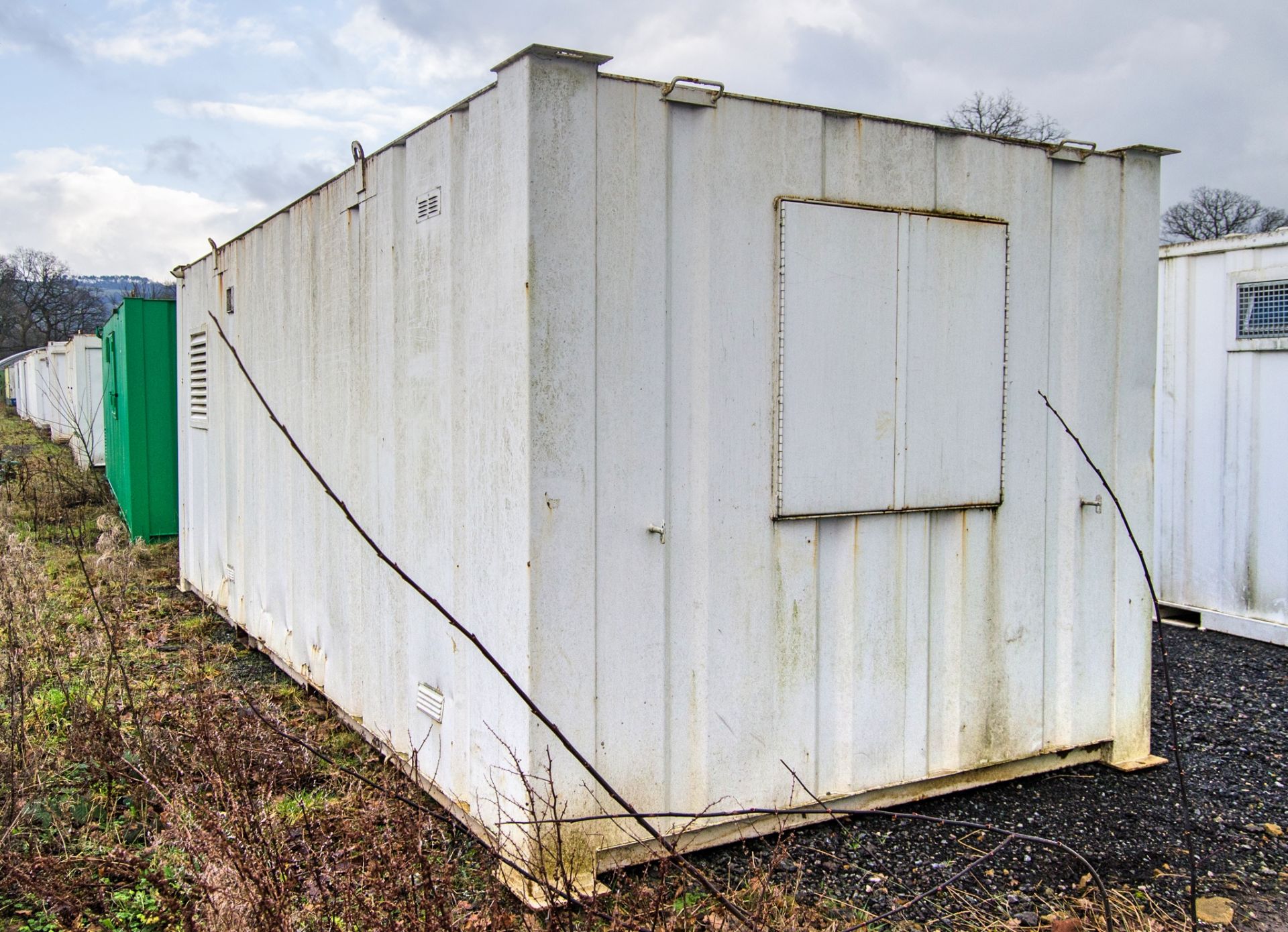 21ft x 9ft steel anti-vandal welfare site unit Comprising of: Canteen area, drying room, toilet & - Image 3 of 10