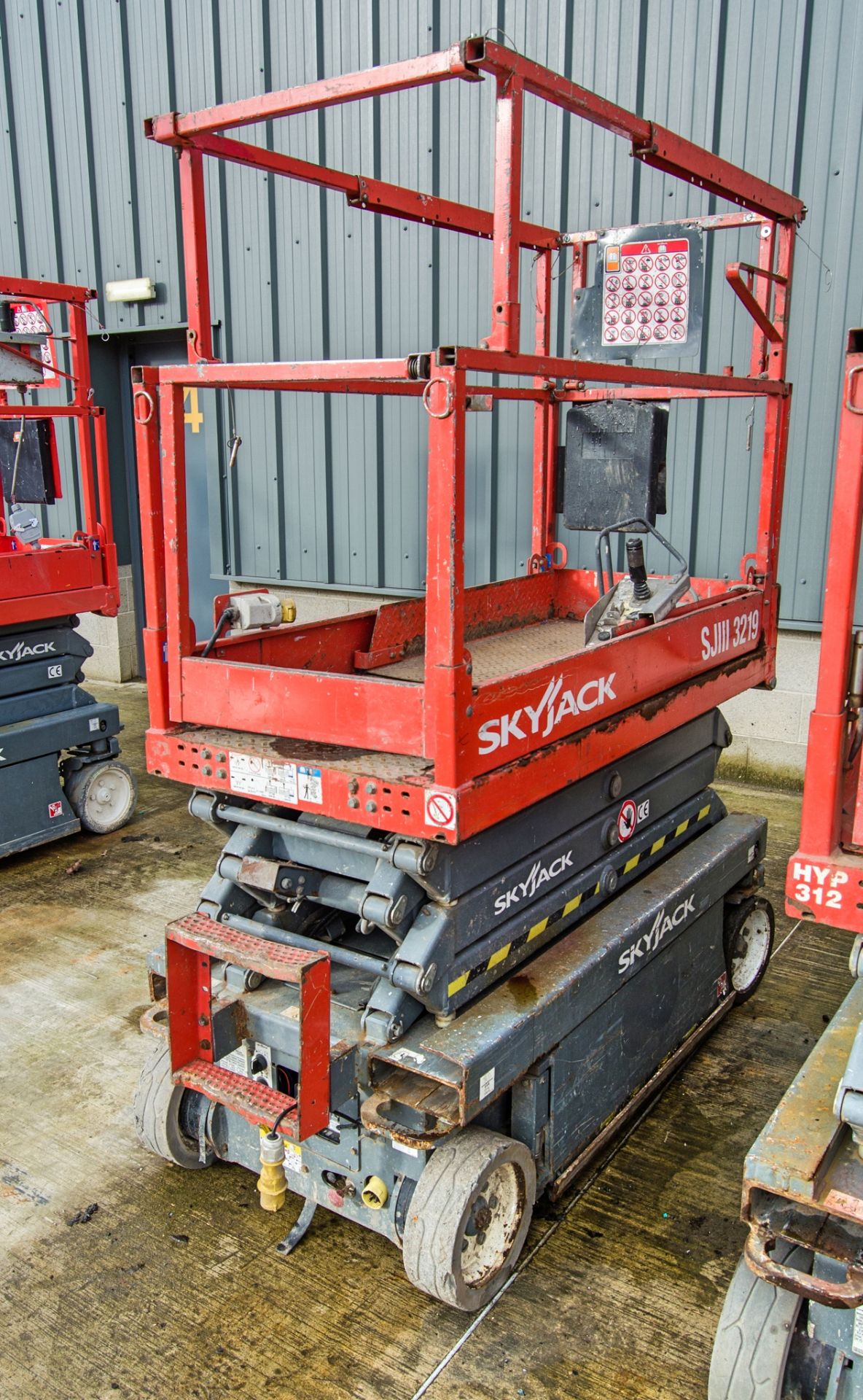 Skyjack SJIII 3219 battery electric scissor lift access platform Year: 2014 S/N: 22067626 HYP329 - Image 3 of 7