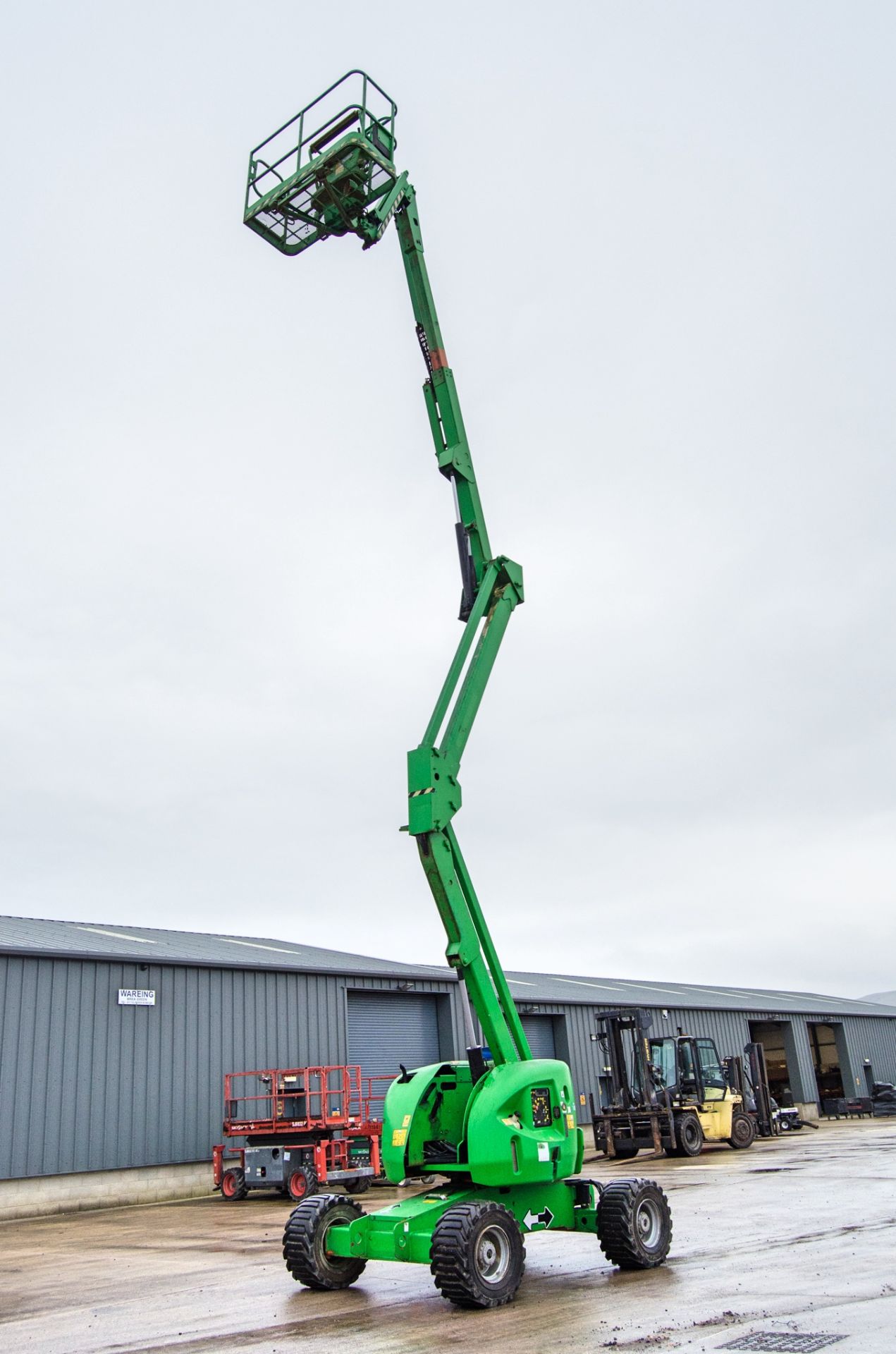 JLG 450 AJ diesel driven 4 wheel drive articulated boom access platform Year: 2014 S/N: E300002054 - Image 11 of 19