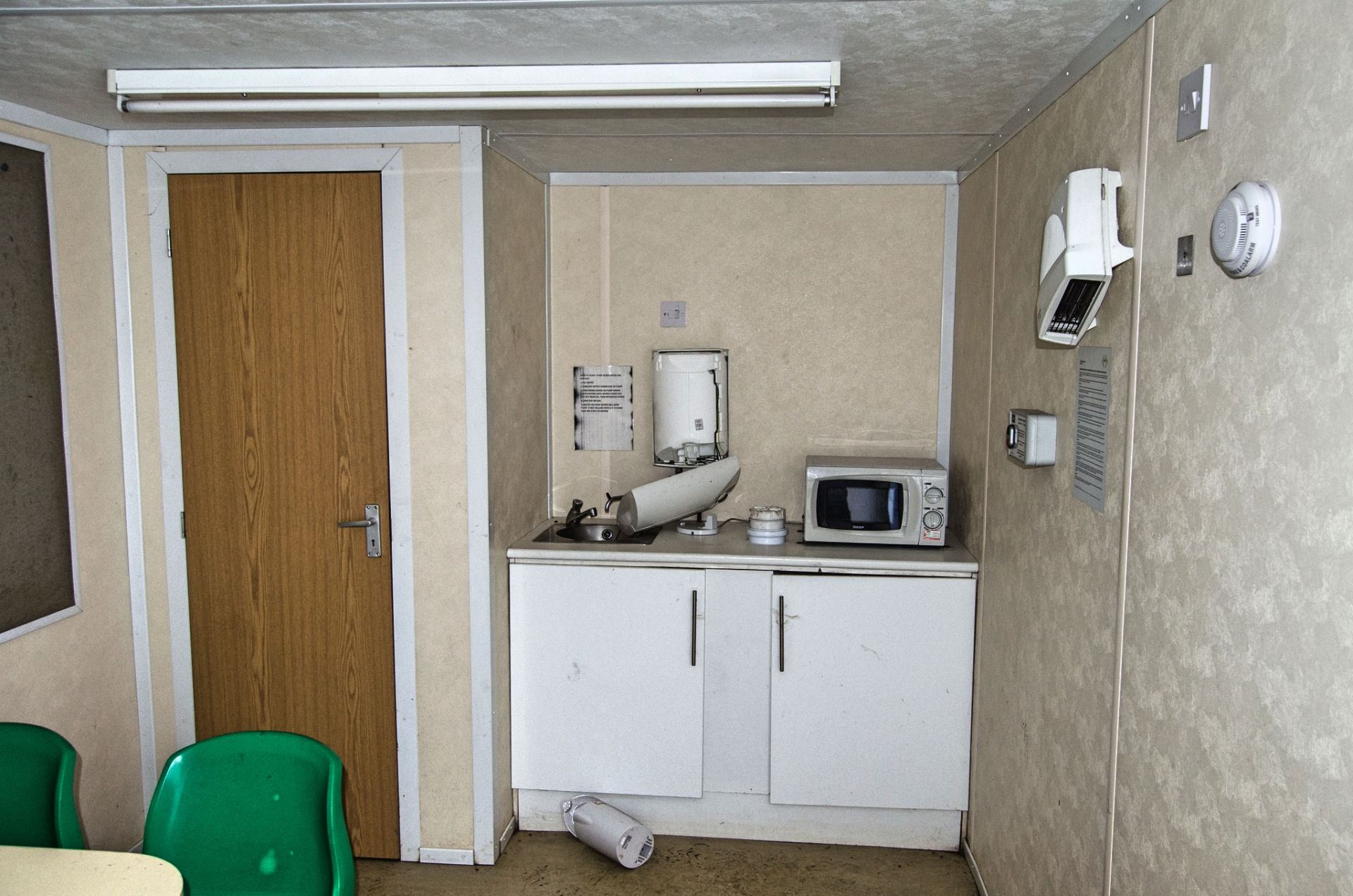 21ft x 9ft steel anti-vandal welfare site unit Comprising of: Canteen area, drying room, toilet & - Image 6 of 10