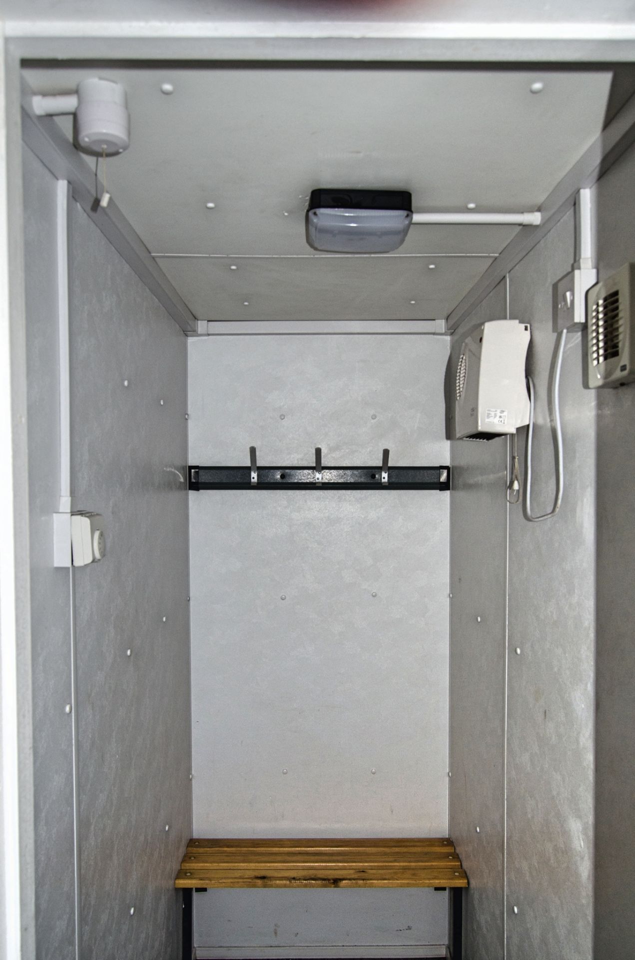 24ft x 9ft steel anti-vandal welfare site unit Comprising of: Canteen area, drying room, office, - Image 7 of 11