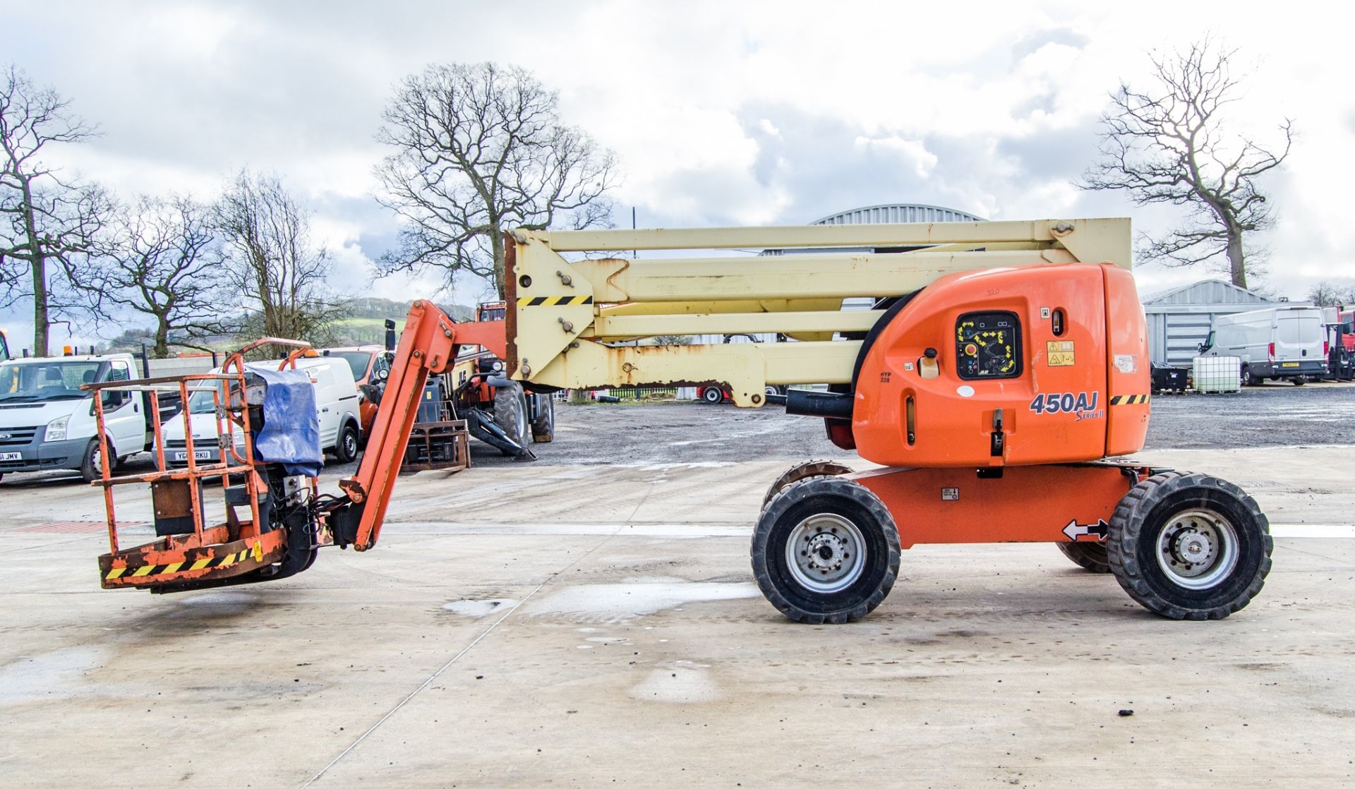 JLG 450AJ Series II diesel driven articulated boom access platform Year: 2012 S/N: E300000325 - Image 7 of 19