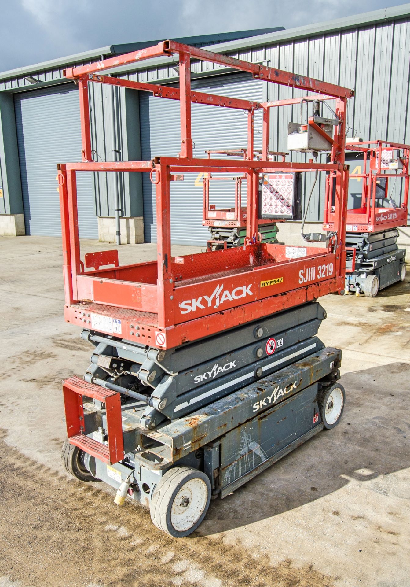 Skyjack SJIII 3219 battery electric scissor lift access platform Year: 2019 S/N: 22136633 HYP547 - Image 3 of 10