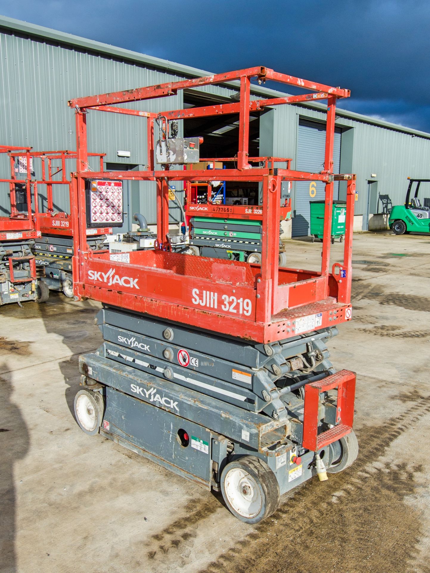 Skyjack SJIII 3219 battery electric scissor lift access platform Year: 2019 S/N: 22136633 HYP547 - Image 4 of 10