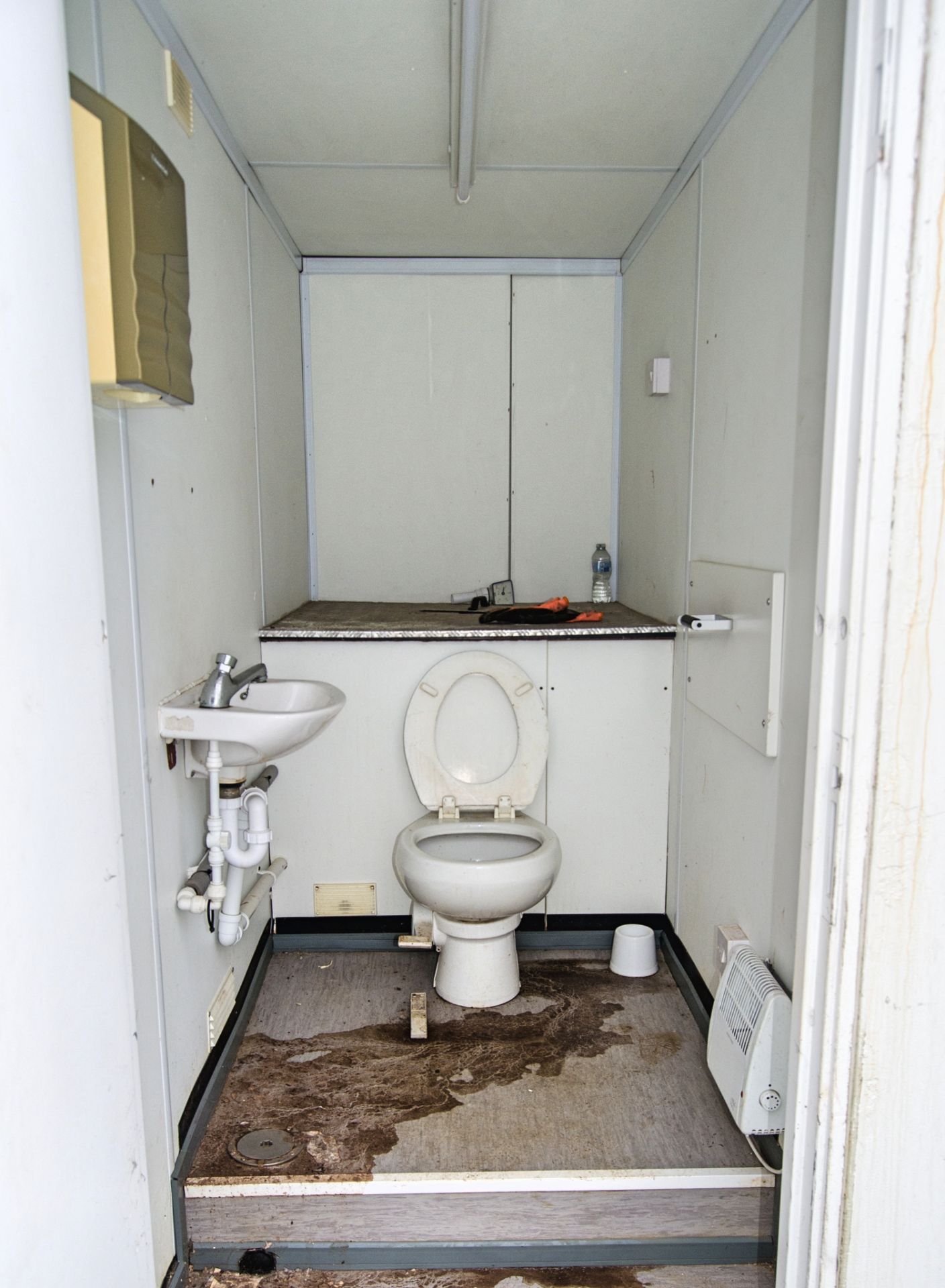 24ft x 9ft steel anti-vandal welfare site unit Comprising of: Canteen area, drying room, office, - Image 9 of 11