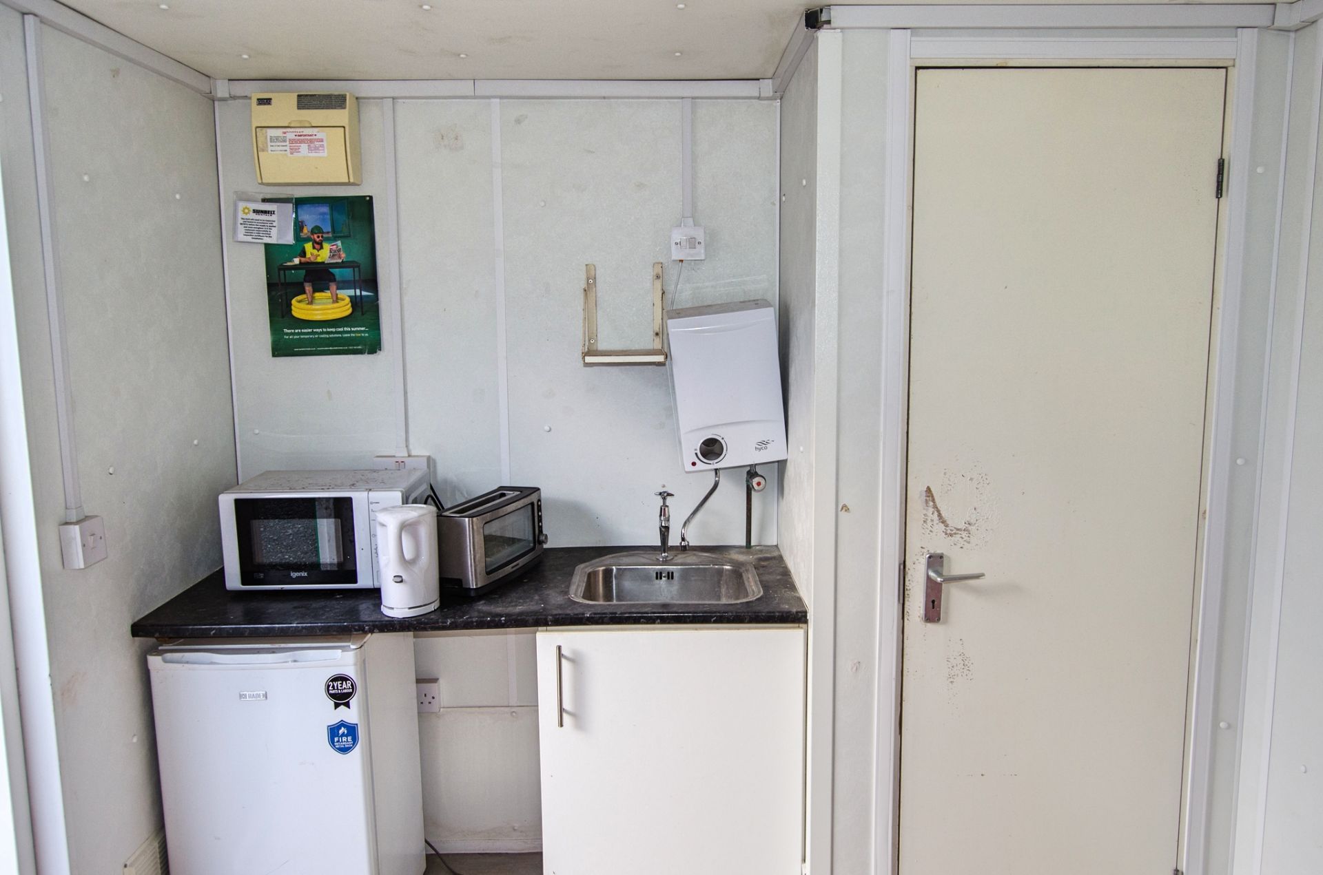 24ft x 9ft steel anti-vandal welfare site unit Comprising of: Canteen area, drying room, office, - Image 6 of 10