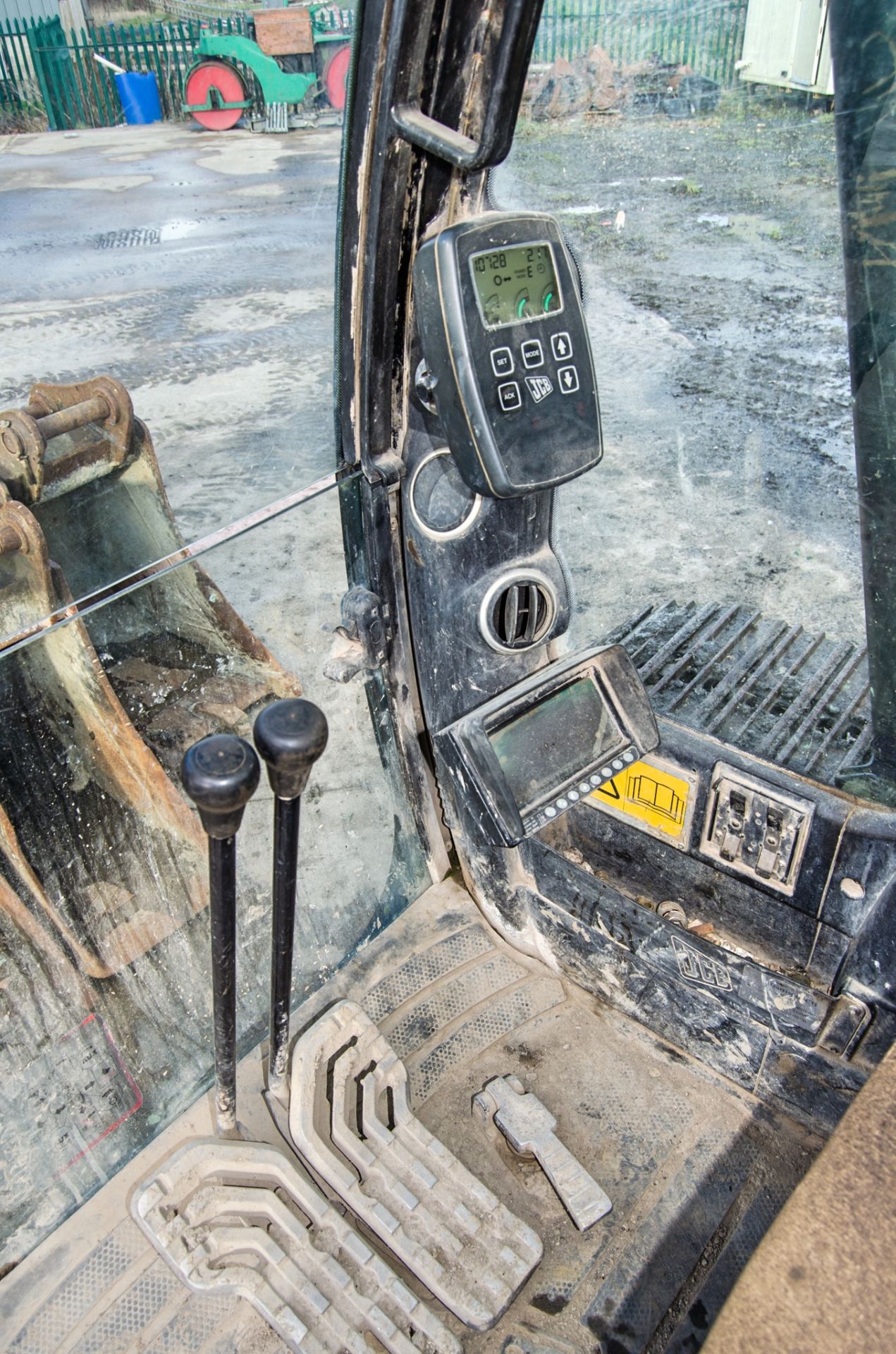 JCB JS130LC 13 tonne steel tracked excavator Year: 2011 S/N: 1535696 Recorded Hours: 10,728 piped, - Image 24 of 30