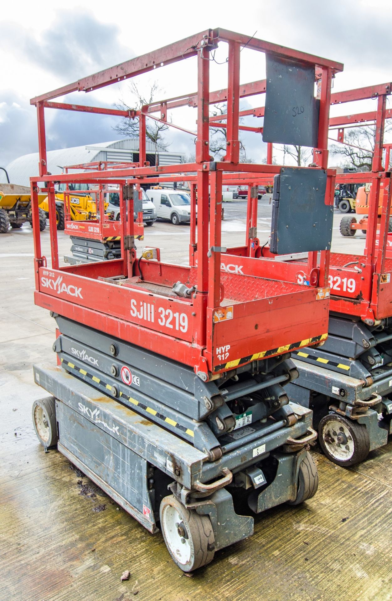 Skyjack SJIII 3219 battery electric scissor lift access platform Year: 2014 S/N: 22067626 HYP312 - Image 2 of 7