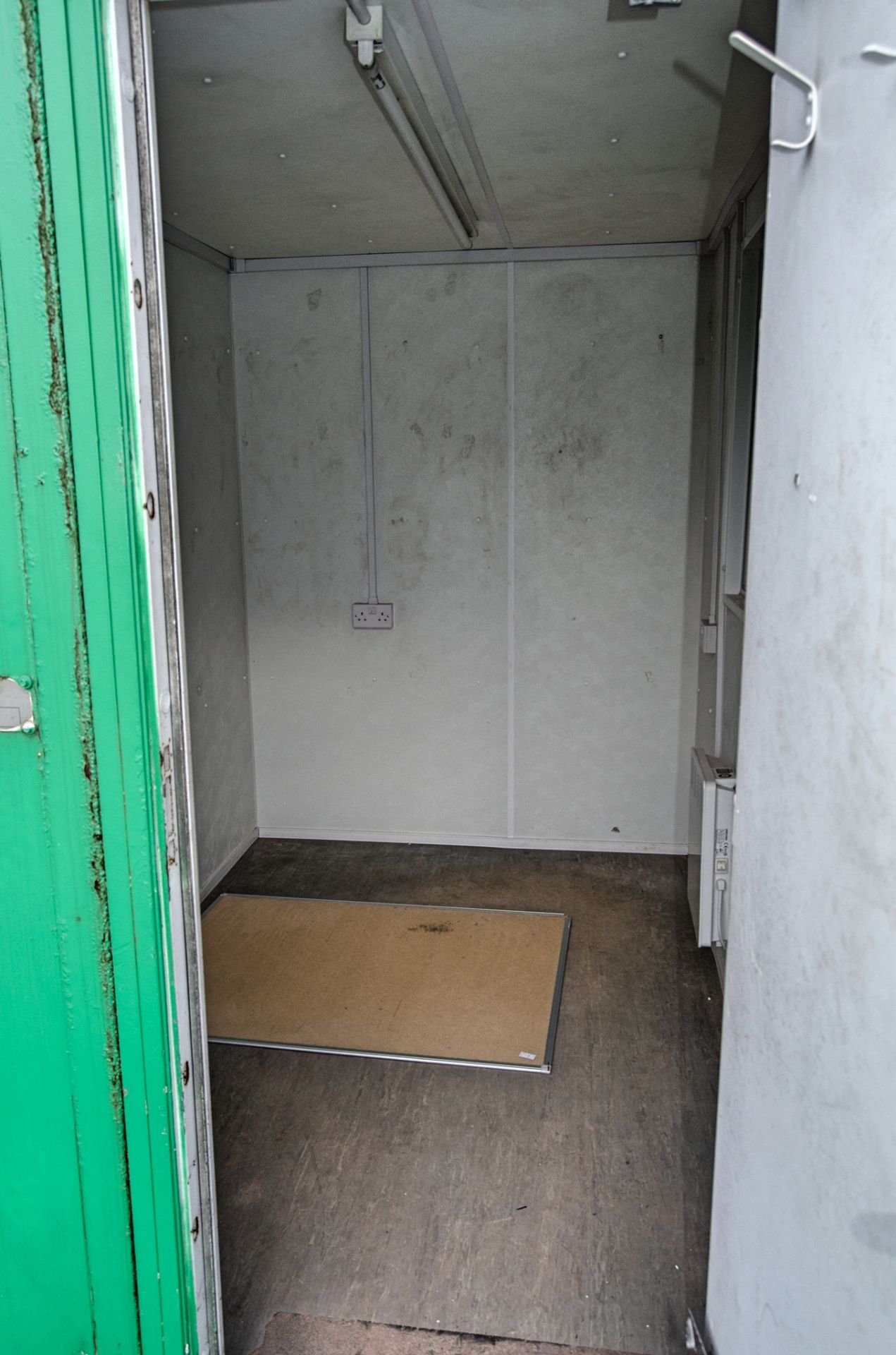 24ft x 9ft steel anti-vandal welfare site unit Comprising of: Canteen area, drying room, office, - Image 8 of 10