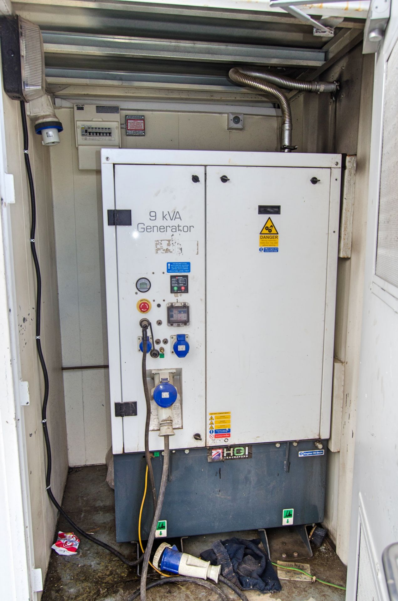 24ft x 9ft steel anti-vandal welfare site unit Comprising of: Canteen area, drying room, office, - Image 9 of 10