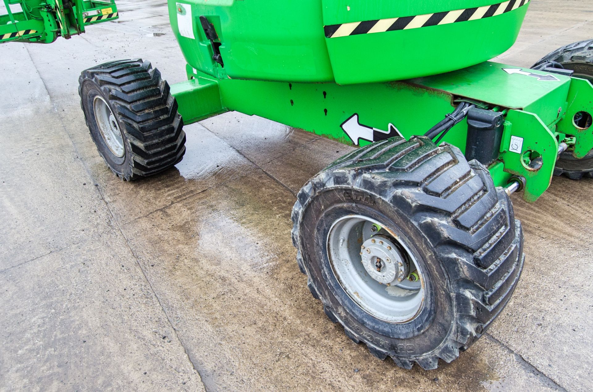 JLG 450 AJ diesel driven 4 wheel drive articulated boom access platform Year: 2014 S/N: E300002054 - Image 10 of 19