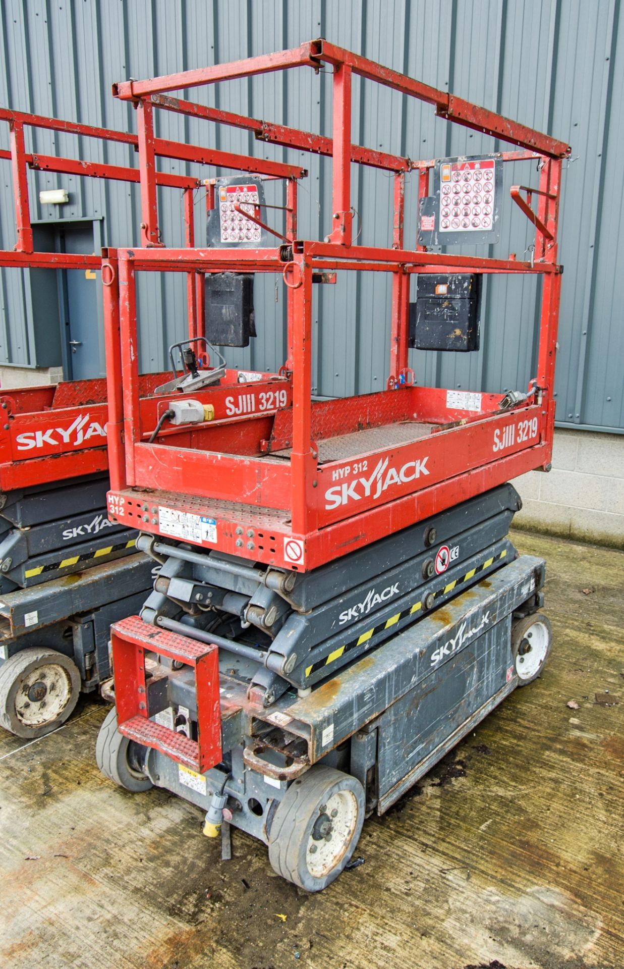 Skyjack SJIII 3219 battery electric scissor lift access platform Year: 2014 S/N: 22067626 HYP312 - Image 3 of 7