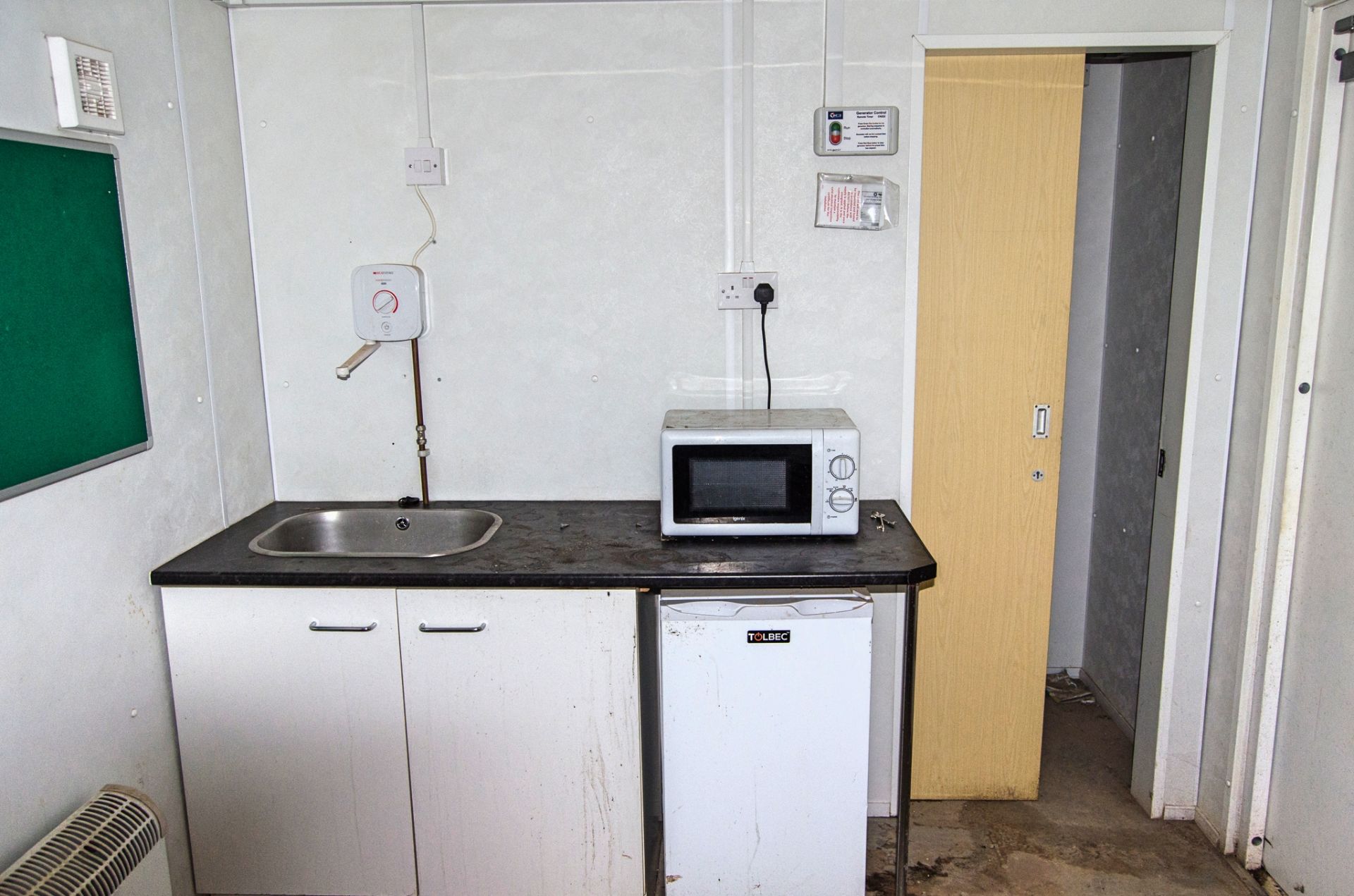 24ft x 9ft steel anti-vandal welfare site unit Comprising of: Canteen area, drying room, office, - Image 6 of 10