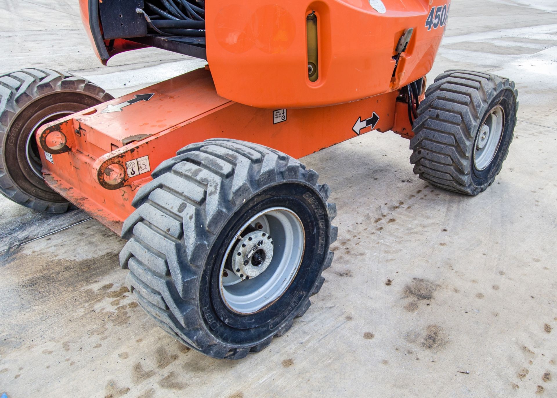 JLG 450AJ Series II diesel driven articulated boom access platform Year: 2012 S/N: E300000325 - Image 12 of 19