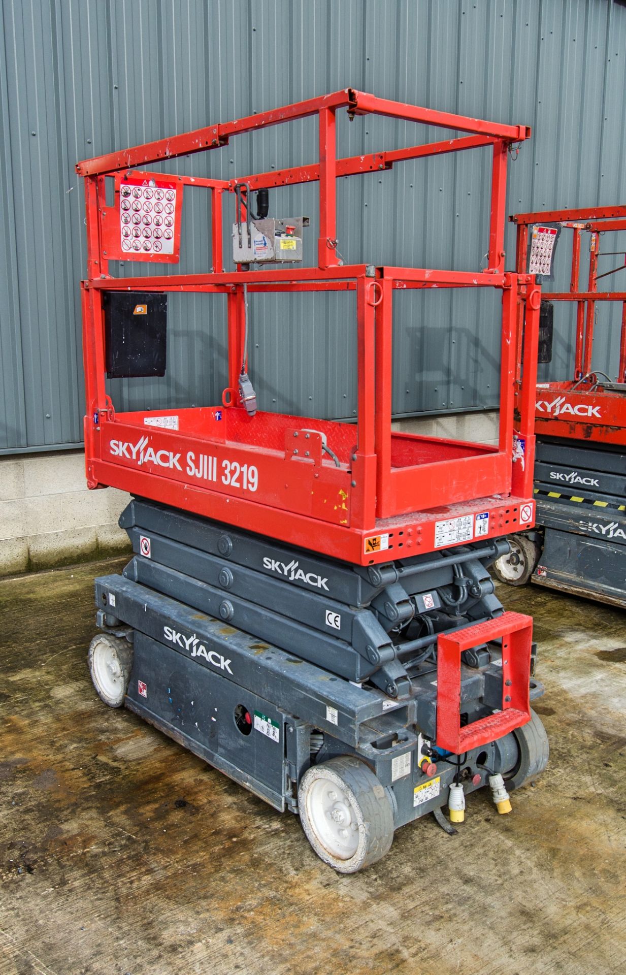 Skyjack SJIII 3219 battery electric scissor lift access platform Year: 2014 S/N: 22067740 HYP327 - Image 4 of 7
