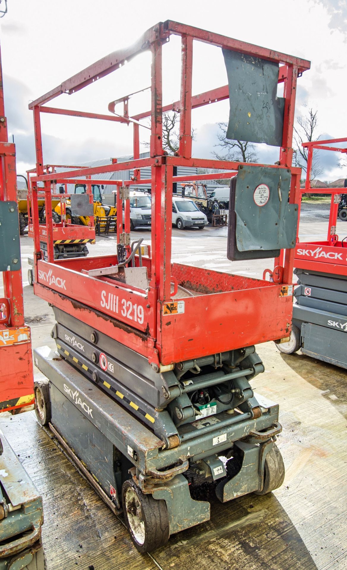 Skyjack SJIII 3219 battery electric scissor lift access platform Year: 2014 S/N: 22067626 HYP329 - Image 2 of 7