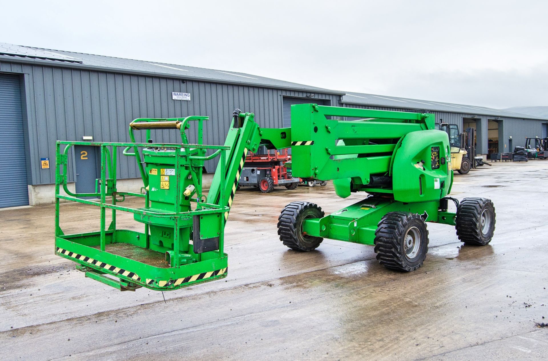 JLG 450 AJ diesel driven 4 wheel drive articulated boom access platform Year: 2014 S/N: E300002054