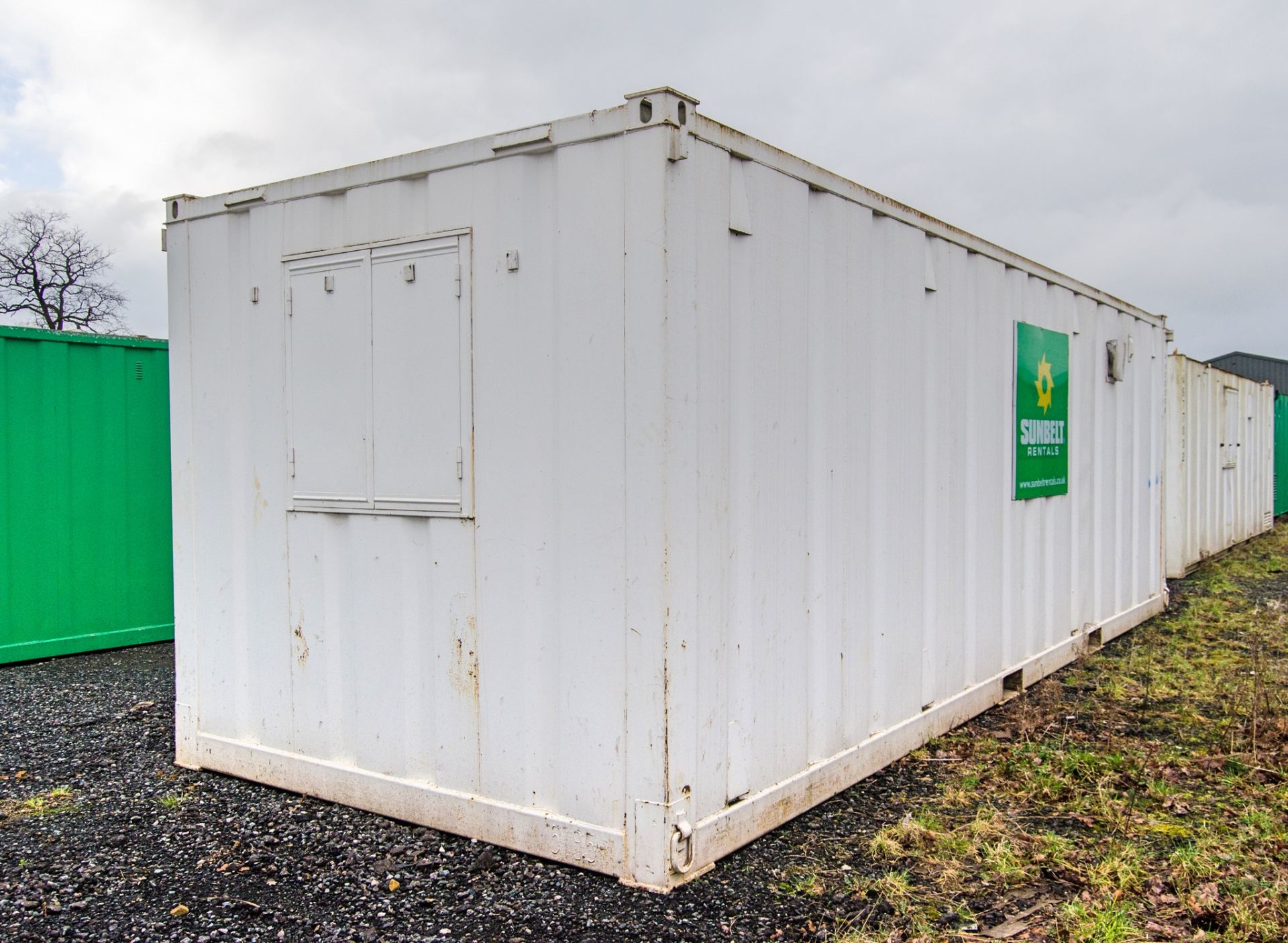 24ft x 9ft steel anti-vandal welfare site unit Comprising of: Canteen area, drying room, office, - Image 4 of 11