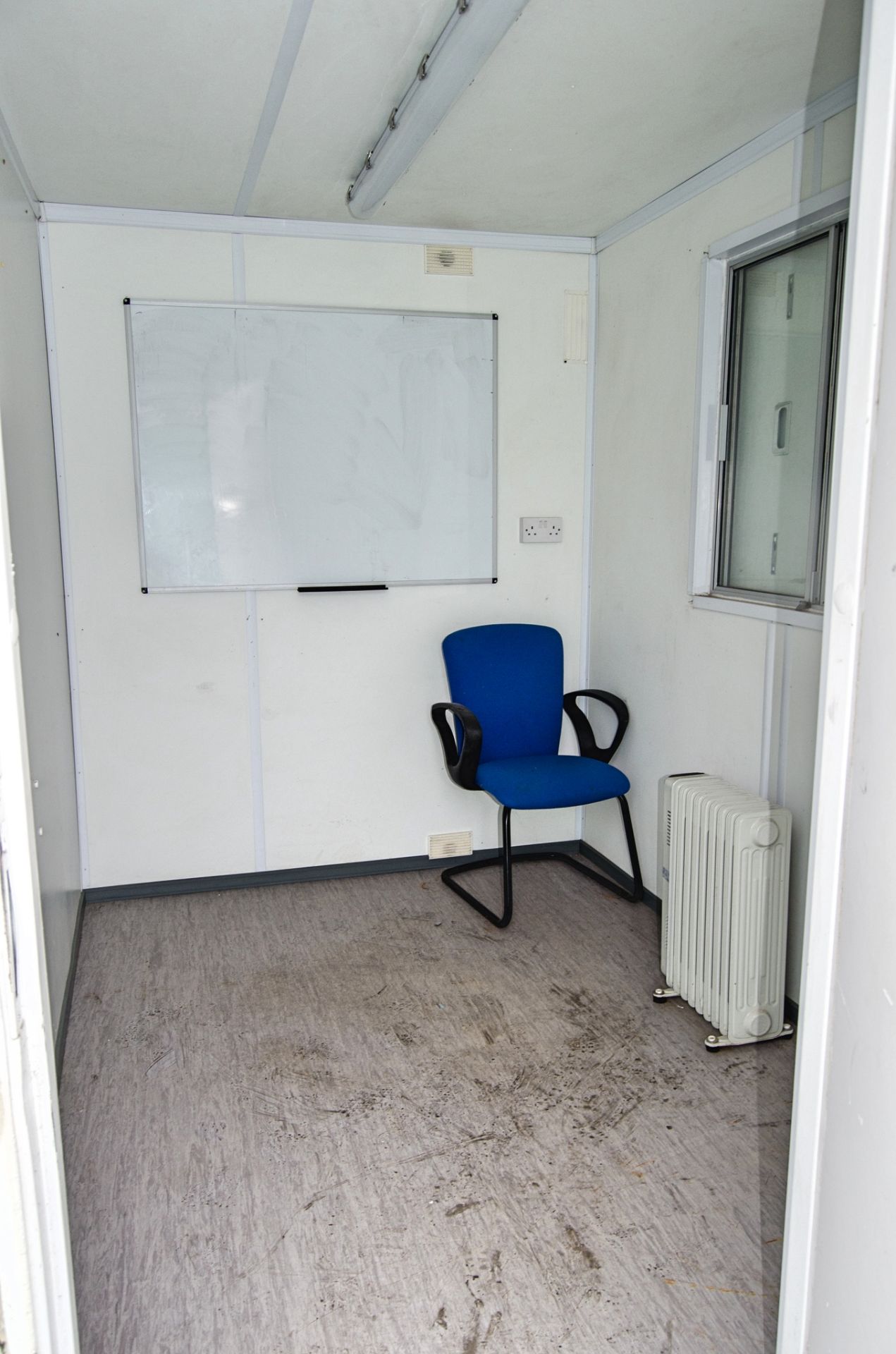 24ft x 9ft steel anti-vandal welfare site unit Comprising of: Canteen area, drying room, office, - Image 8 of 11