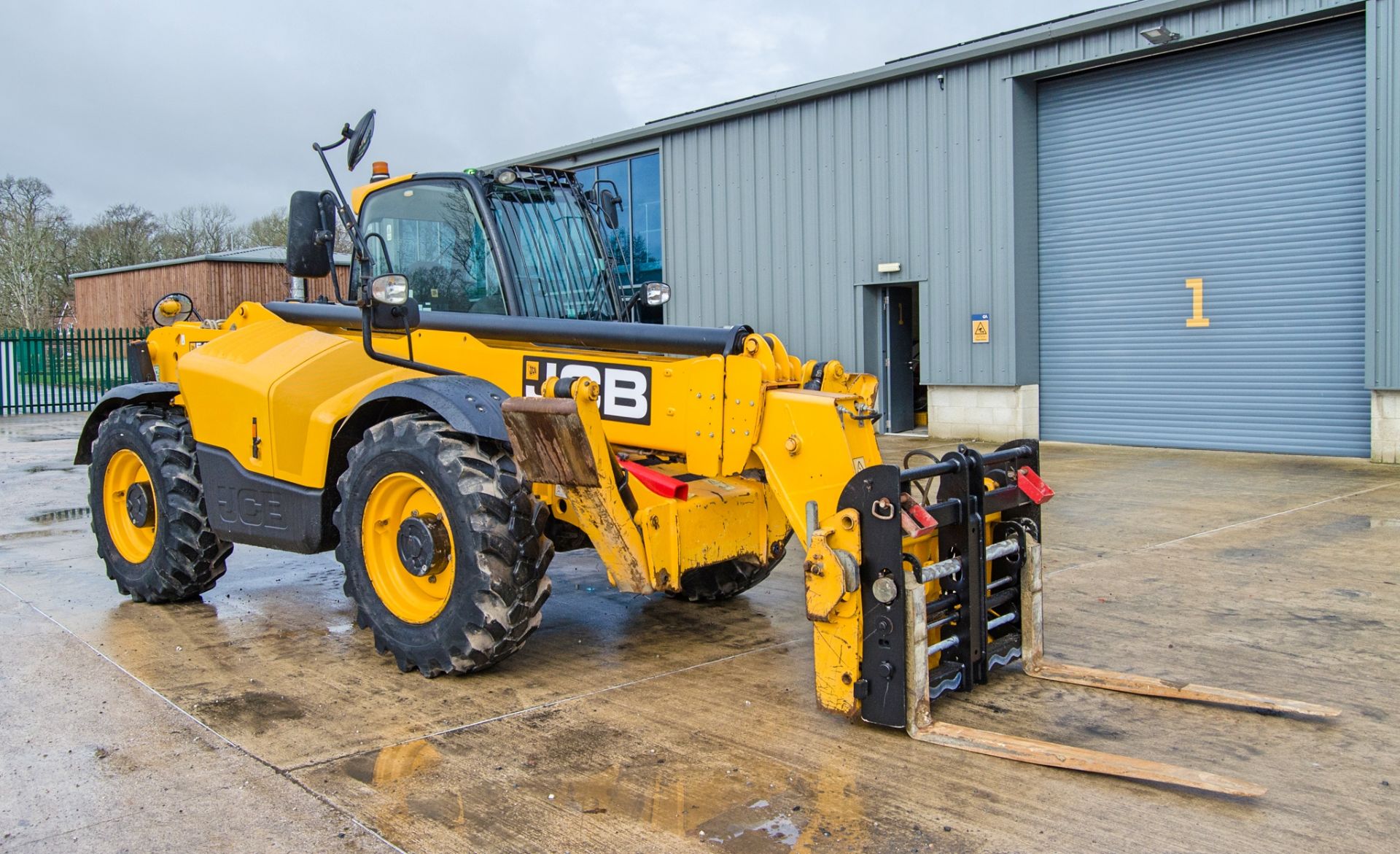JCB 540-140 Hi-Viz Stage V 14 metre telescopic handler Year: 2021 S/N: 3084895 Recorded Hours: - Image 2 of 26