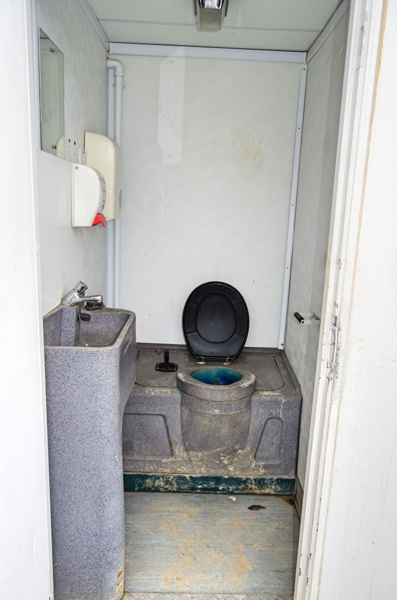 24ft x 9ft steel anti-vandal welfare site unit Comprising of: Canteen area, drying room, office, - Image 9 of 11