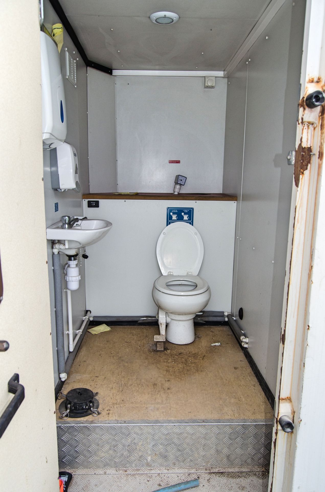 24ft x 9ft steel anti vandal welfare site unit Comprising of: anteen area, drying room, office, - Image 9 of 11