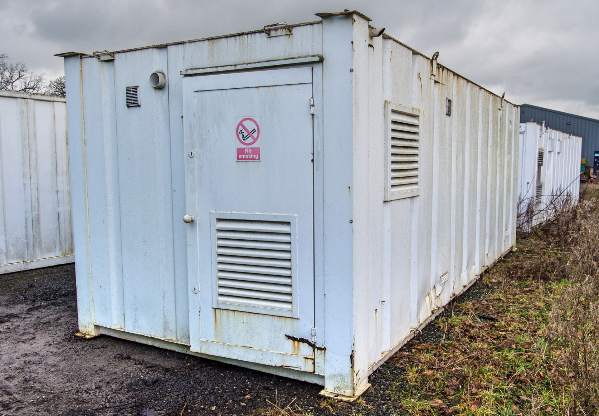 21ft x 9ft steel anti-vandal welfare site unit Comprising of: Canteen area, drying room, toilet & - Image 4 of 10