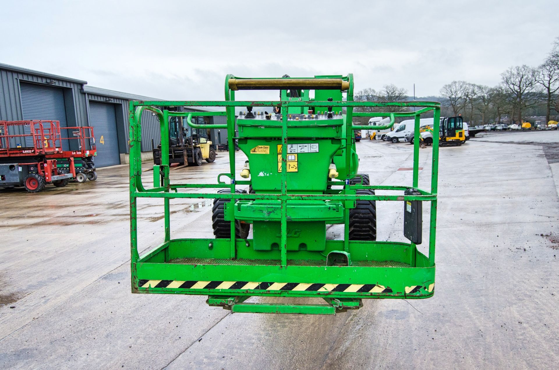 JLG 450 AJ diesel driven 4 wheel drive articulated boom access platform Year: 2014 S/N: E300002054 - Image 5 of 19
