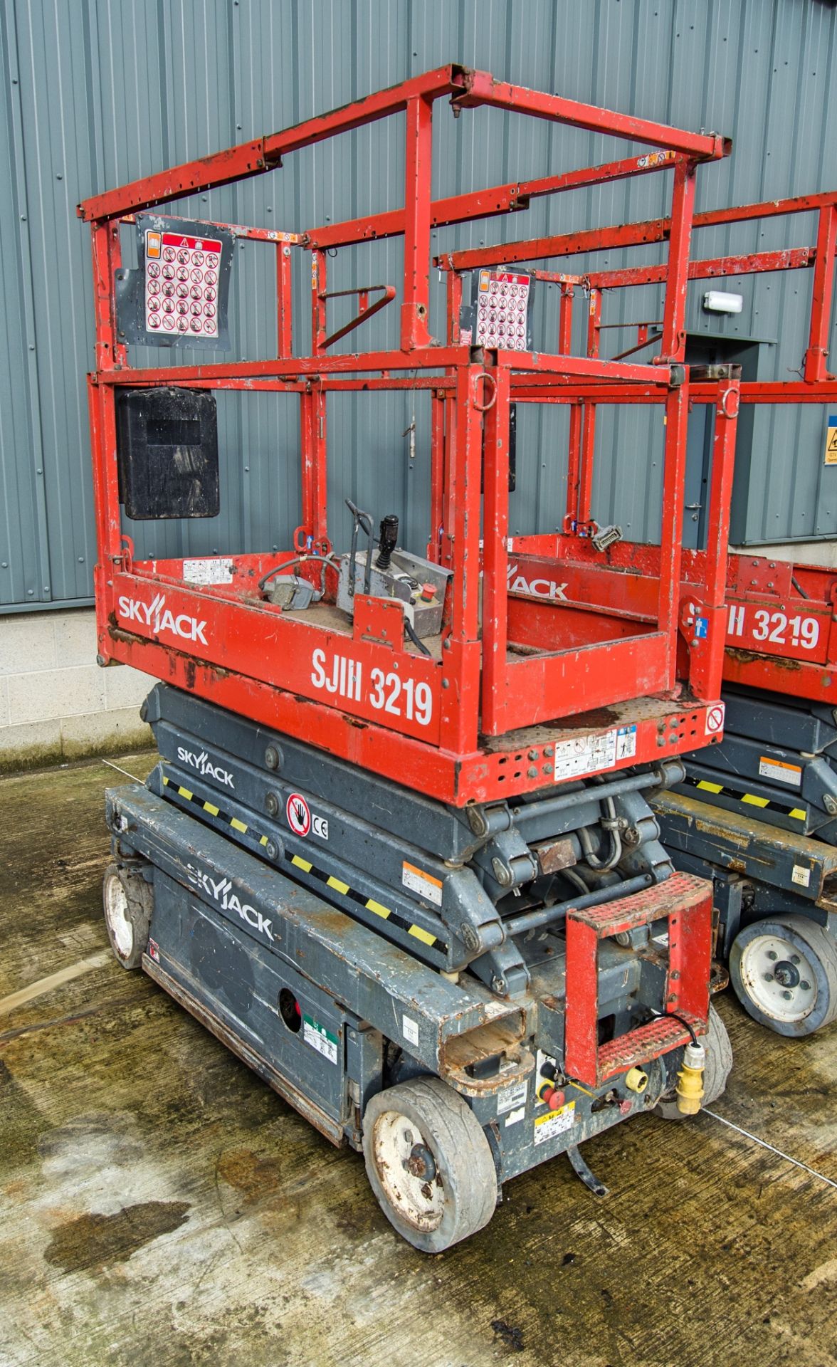 Skyjack SJIII 3219 battery electric scissor lift access platform Year: 2014 S/N: 22067626 HYP329 - Image 4 of 7