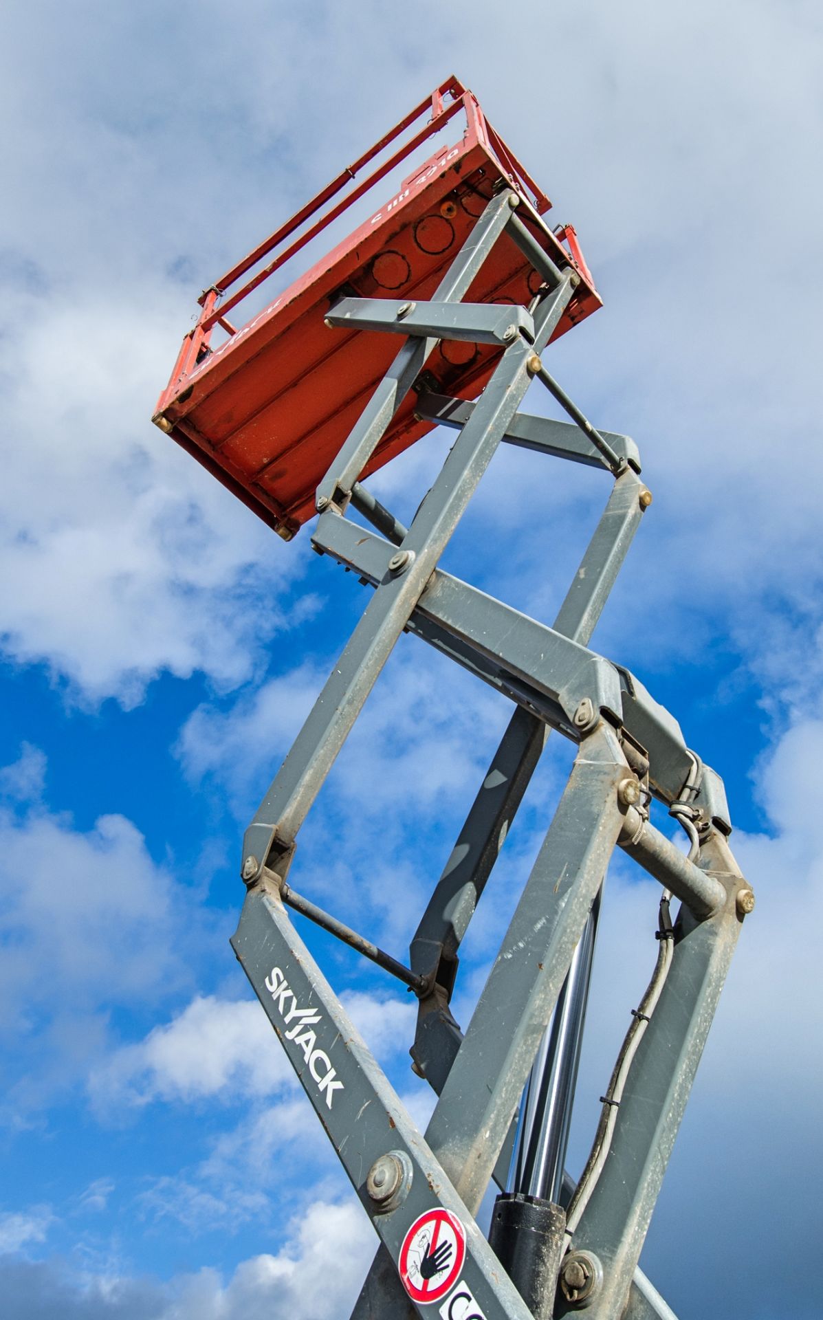 Skyjack SJIII 3219 battery electric scissor lift access platform Year: 2019 S/N: 22136633 HYP547 - Image 6 of 10