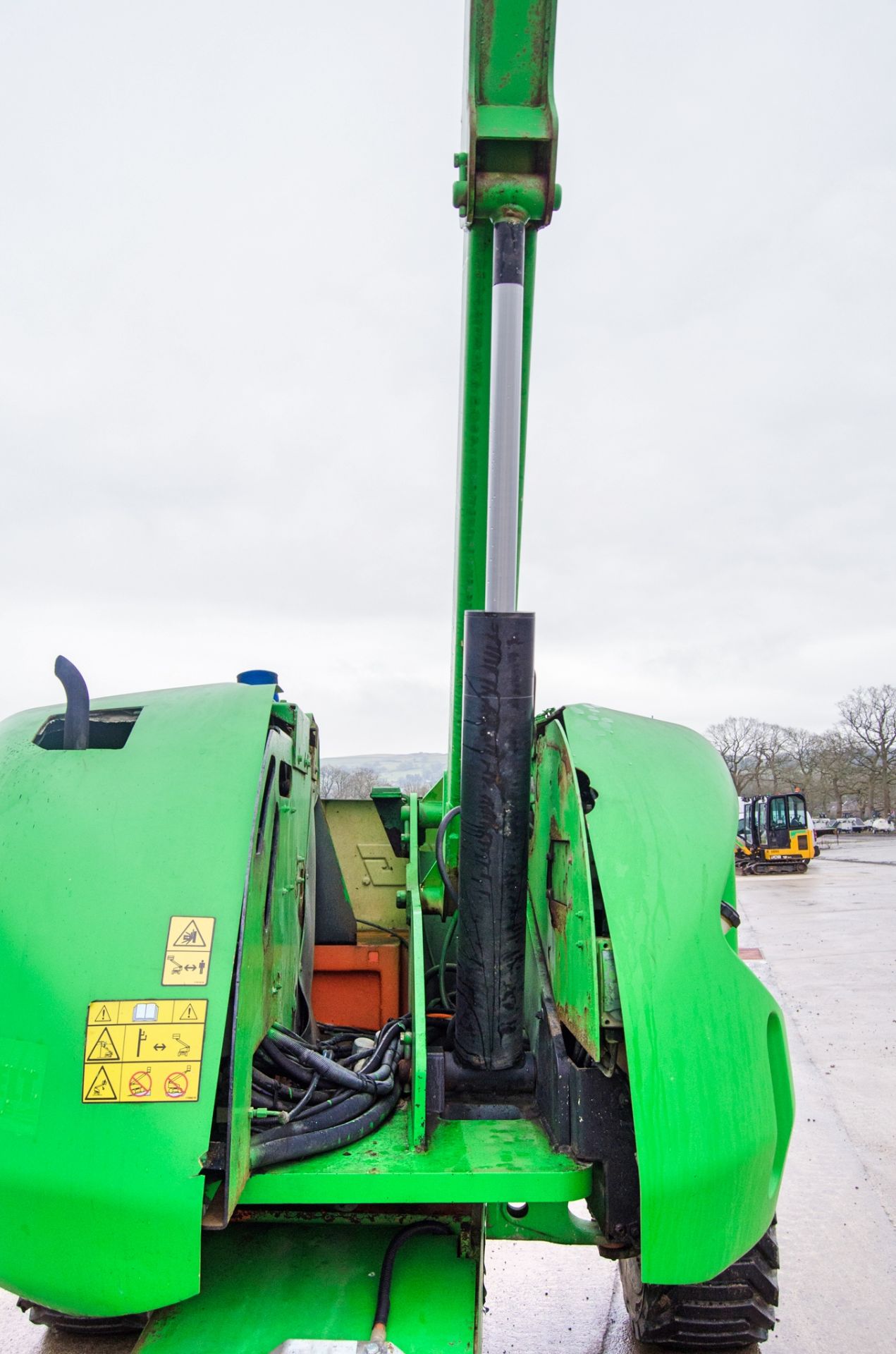 JLG 450 AJ diesel driven 4 wheel drive articulated boom access platform Year: 2014 S/N: E300002054 - Image 13 of 19