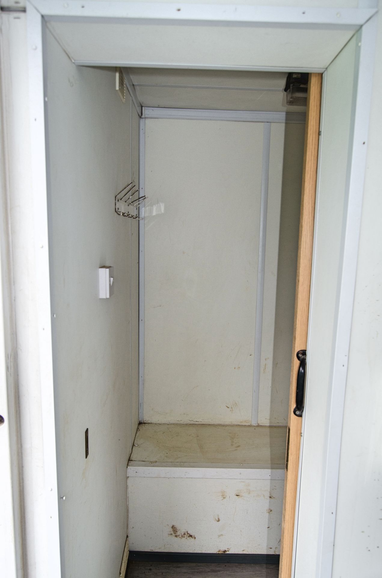 24ft x 9ft steel anti-vandal welfare site unit Comprising of: Canteen area, drying room, office, - Image 7 of 11