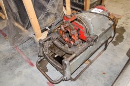 Piset 240v pipe threading machine ** No VAT on hammer but VAT will be charged on buyer's premium **
