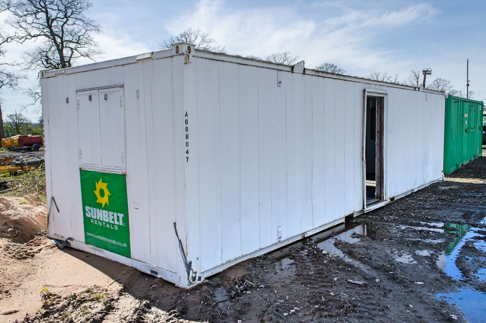 32ft x 10ft Site office * Door missing *    A688047 - Image 2 of 6