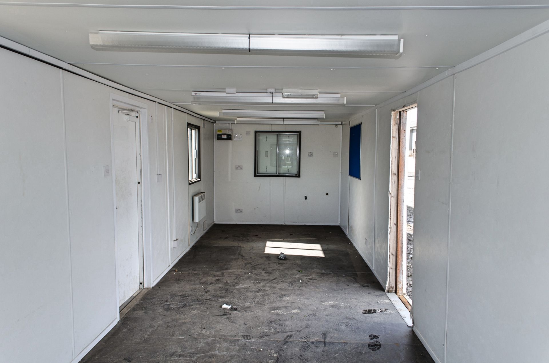 32ft x 10ft Site office * Door missing *    A688047 - Image 5 of 6