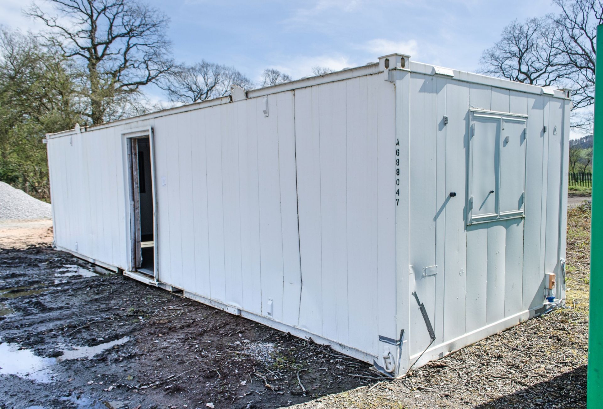 32ft x 10ft Site office * Door missing *    A688047