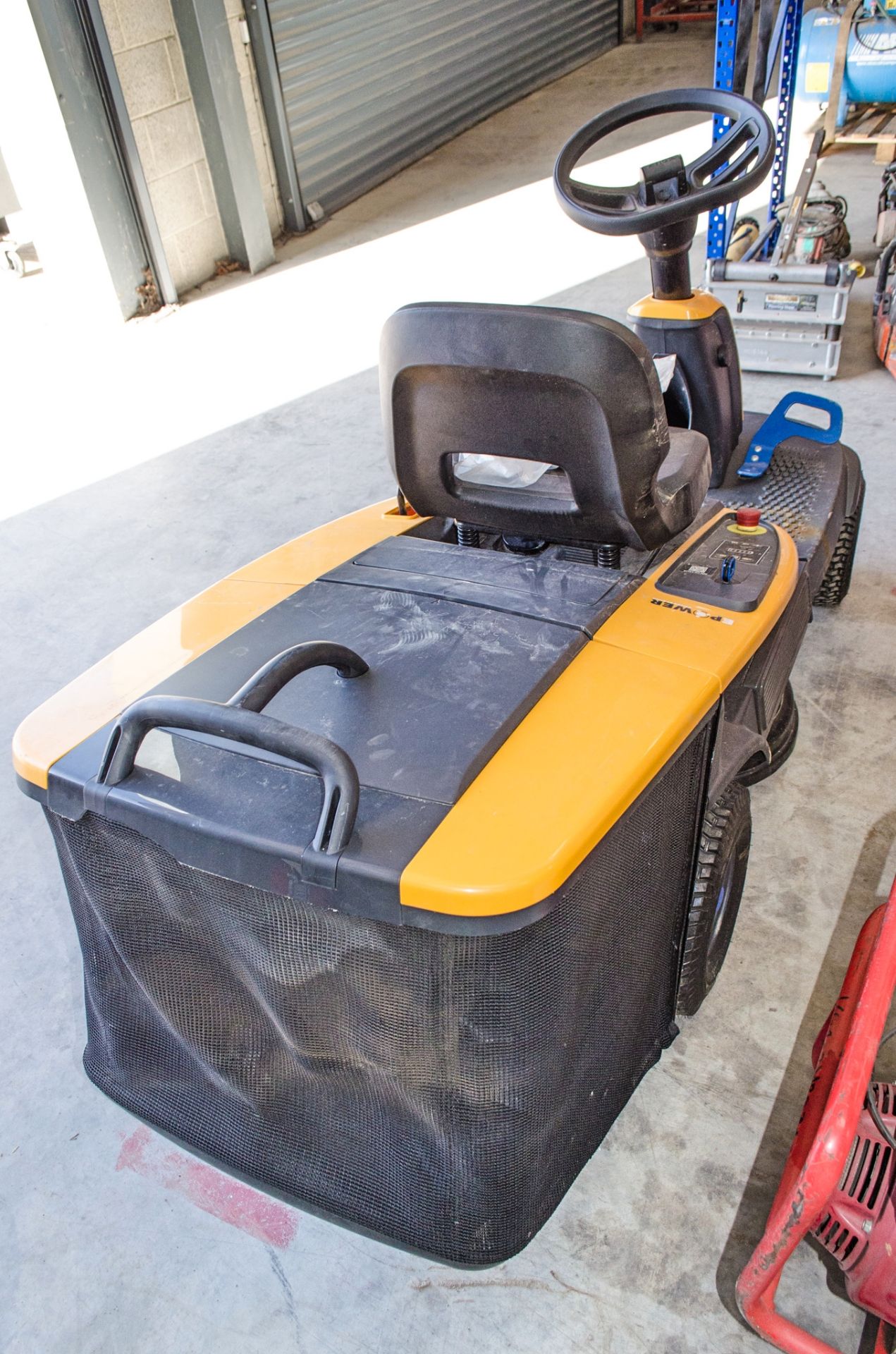 Stiga Swift battery electric ride on lawn mower - Image 3 of 6