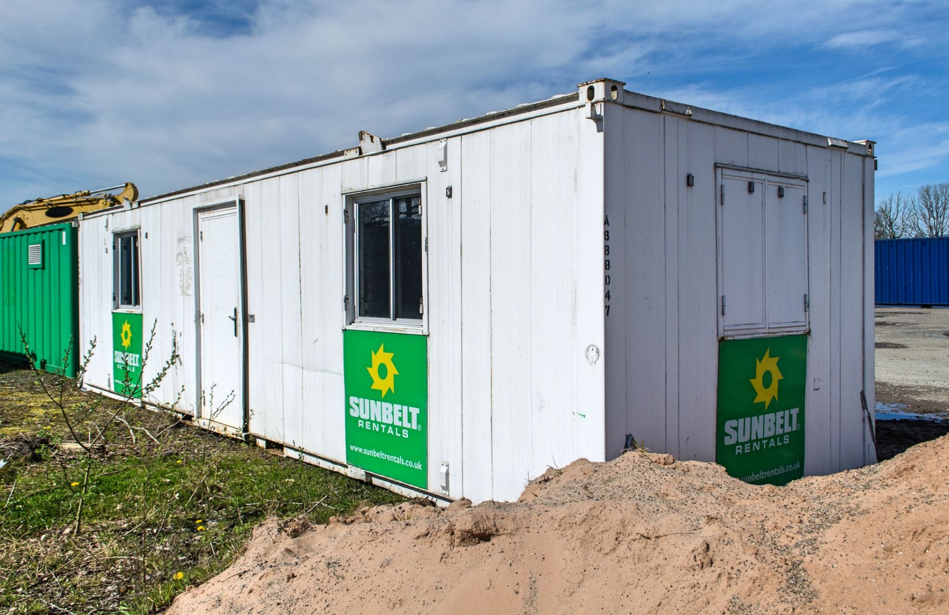 32ft x 10ft Site office * Door missing *    A688047 - Image 3 of 6