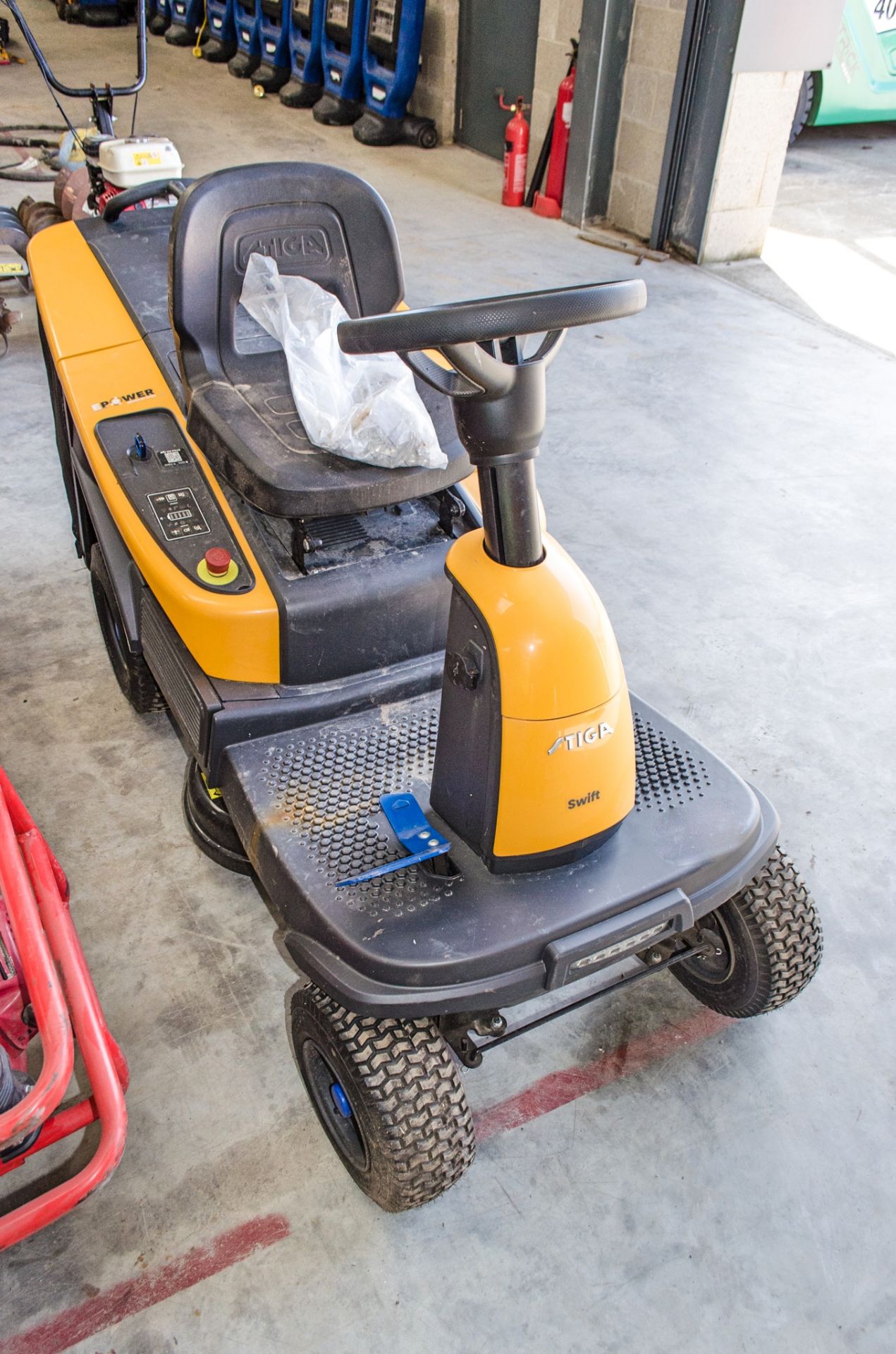 Stiga Swift battery electric ride on lawn mower - Image 2 of 6