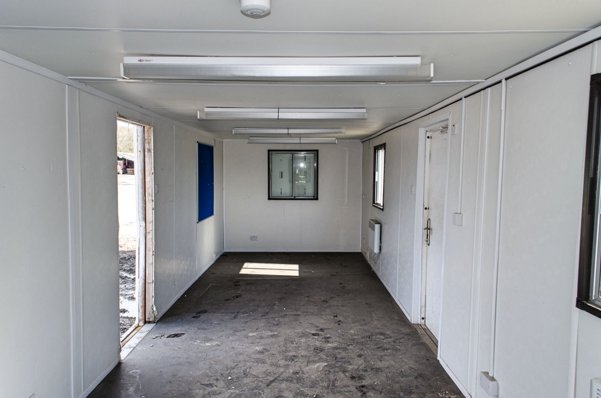32ft x 10ft Site office * Door missing *    A688047 - Image 6 of 6