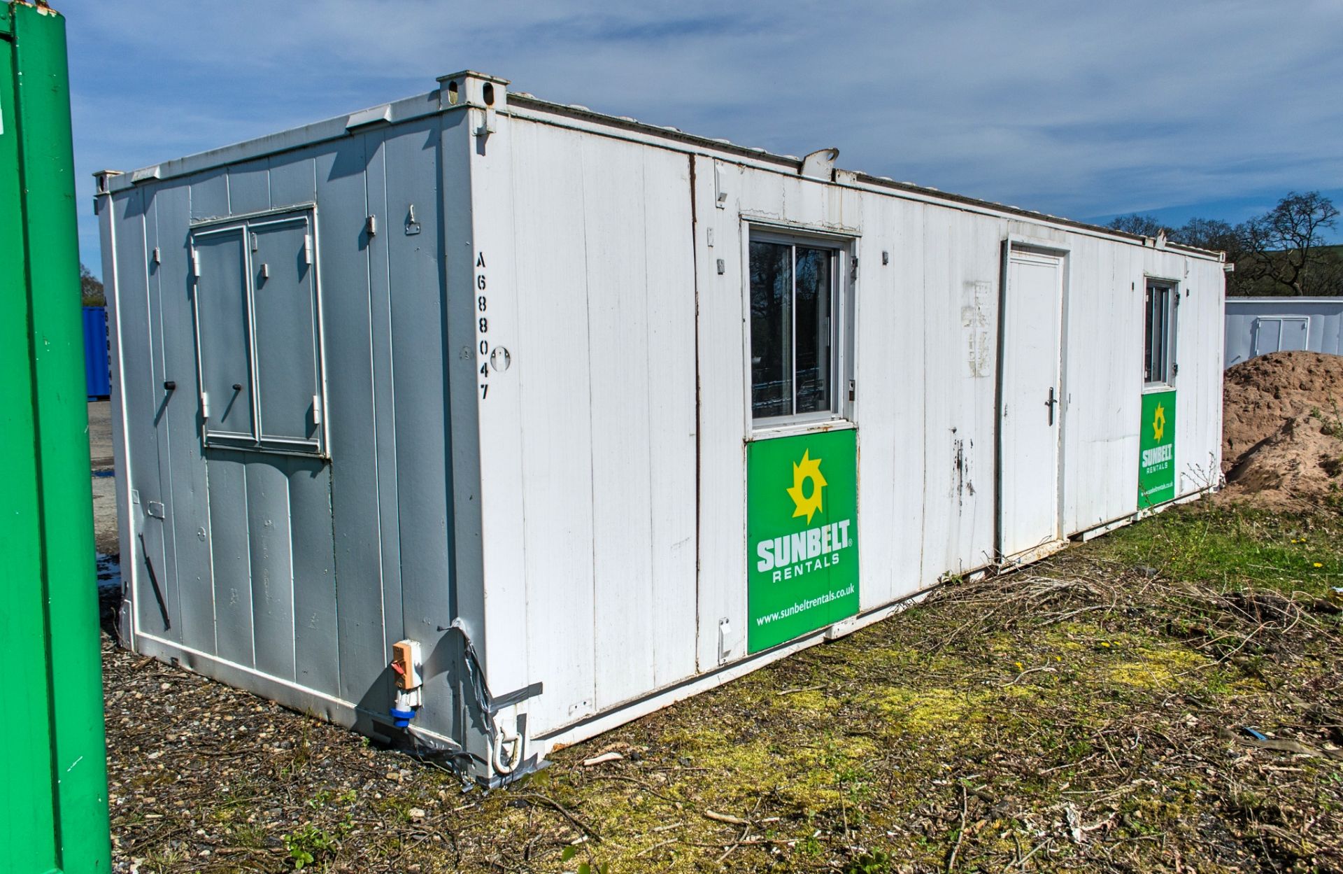 32ft x 10ft Site office * Door missing *    A688047 - Image 4 of 6