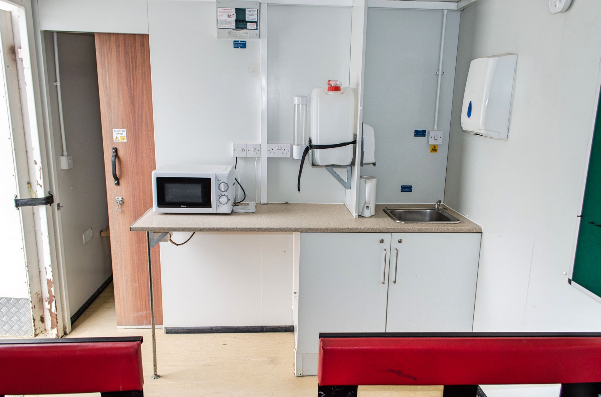 21ft x 9ft steel anti-vandal welfare site unit Comprising: canteen area, drying room,  office, - Image 6 of 11