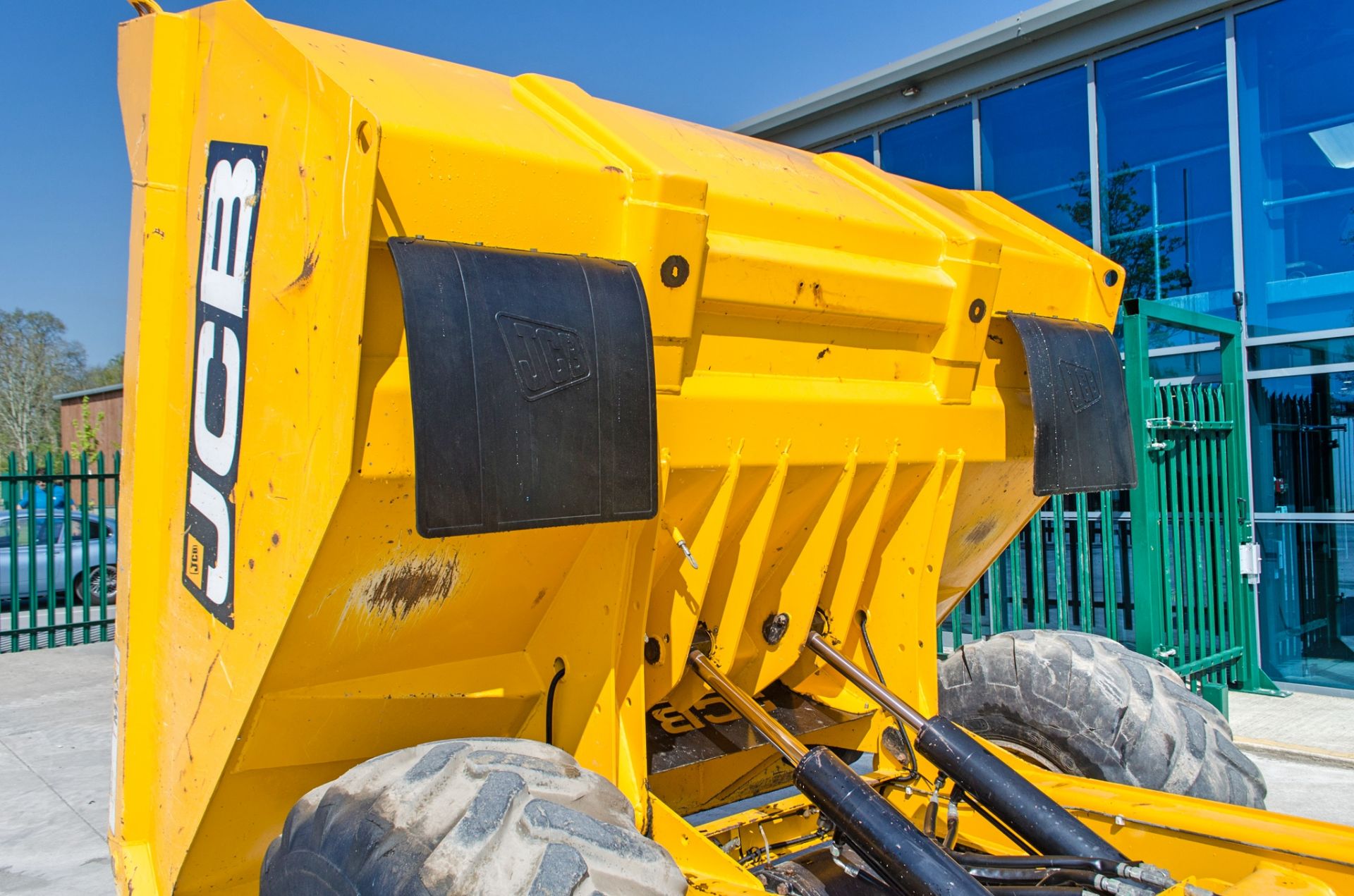 JCB 9T-2 Stage V 9 tonne straight skip dumper Year: 2021 S/N: 3030480 Recorded Hours: 1448 c/w - Image 11 of 24
