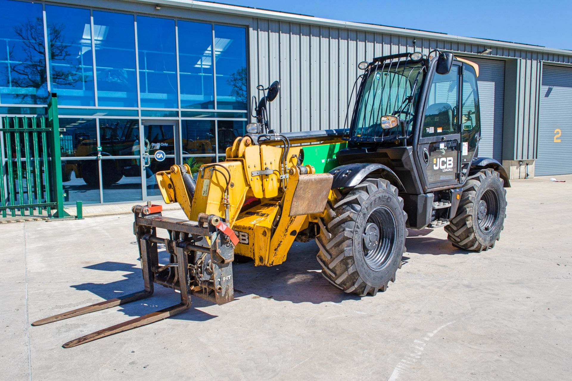 JCB 535-125 T4 IV Hi-Viz 12.5 metre telescopic handler Year: 2017 S/N: 2568790 Recorded Hours: