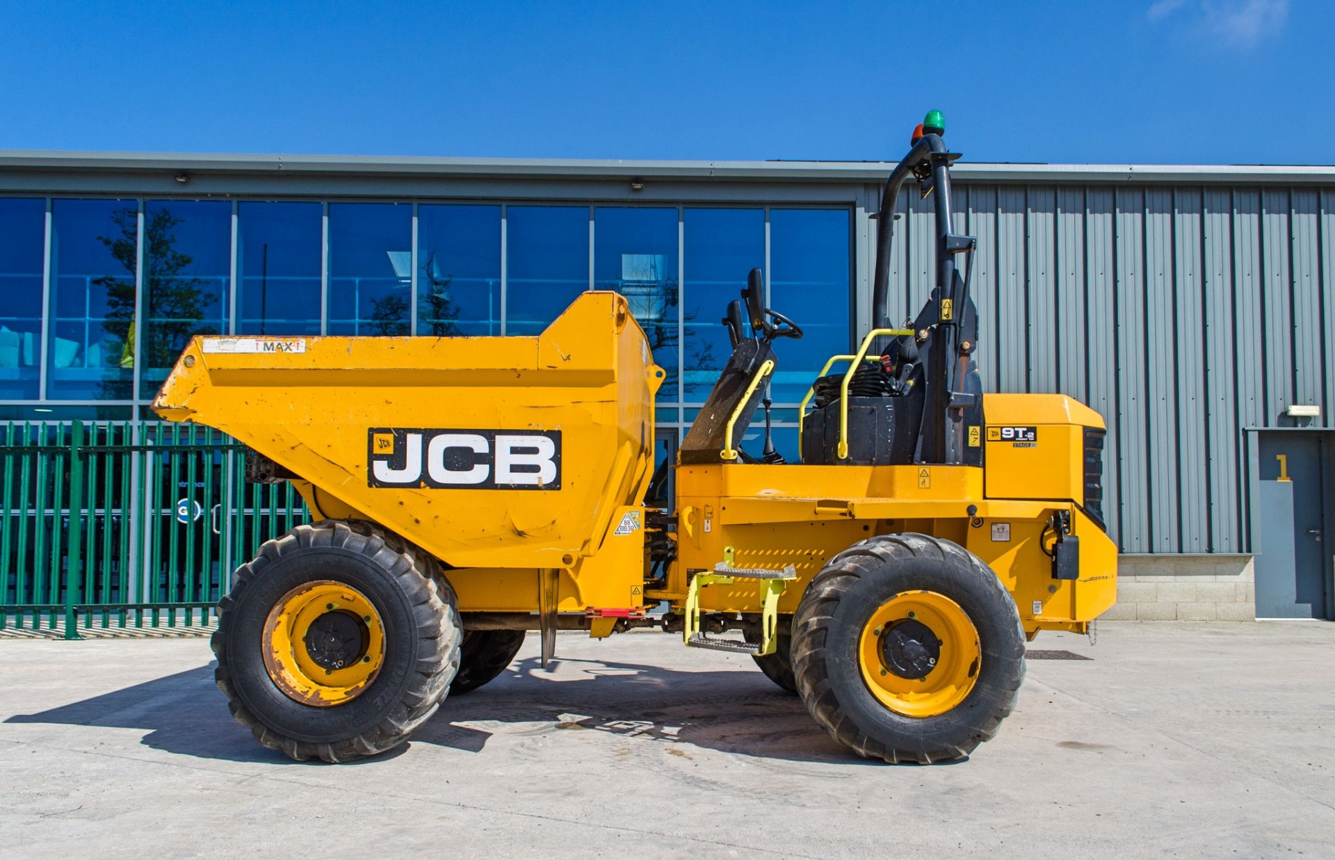 JCB 9T-2 Stage V 9 tonne straight skip dumper Year: 2021 S/N: 3030480 Recorded Hours: 1448 c/w - Image 7 of 24