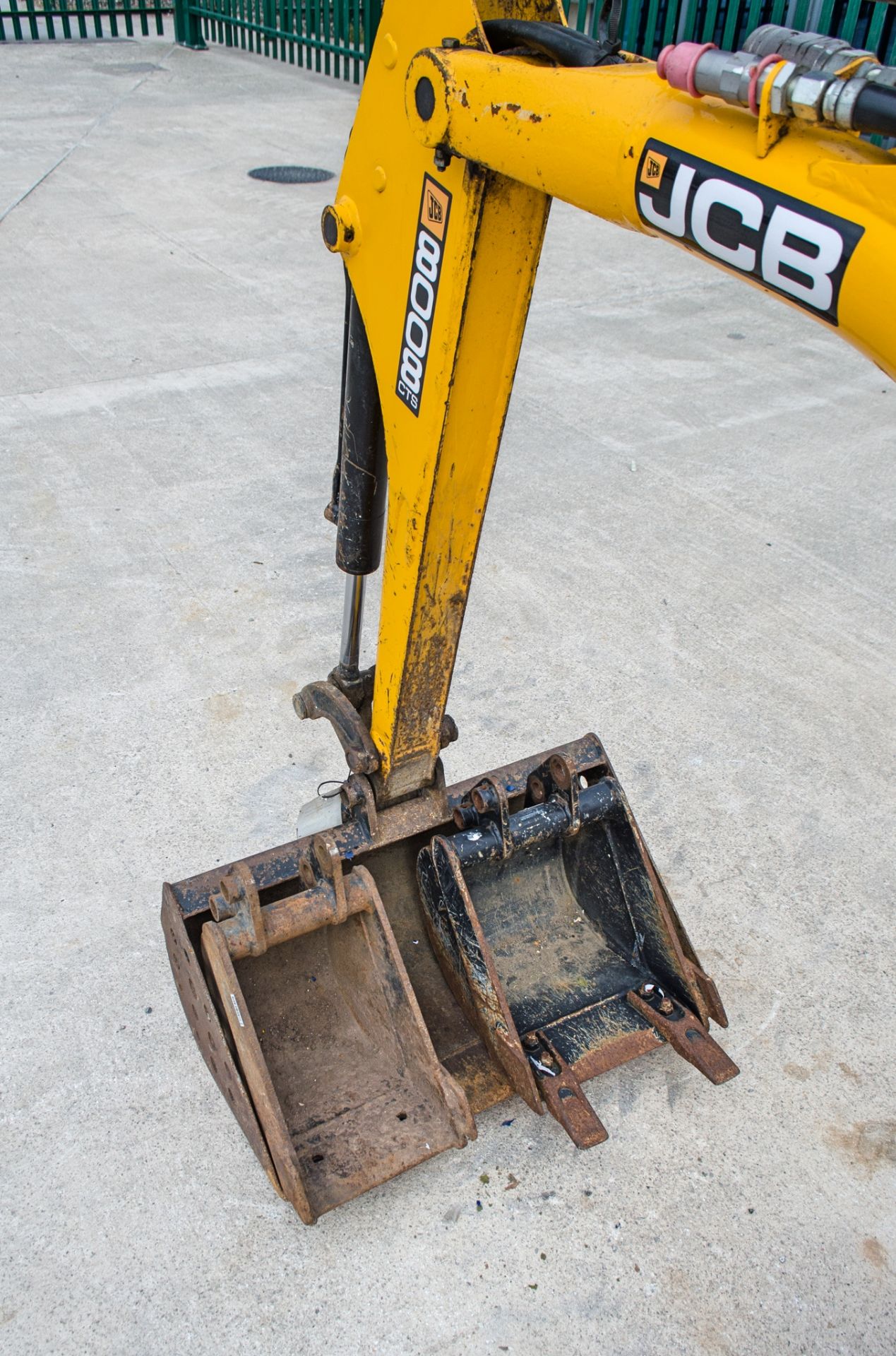 JCB 8008CT 0.8 tonne rubber tracked micro excavator Year: 2021 S/N: 3042006 Recorded Hours: 718 - Image 14 of 25